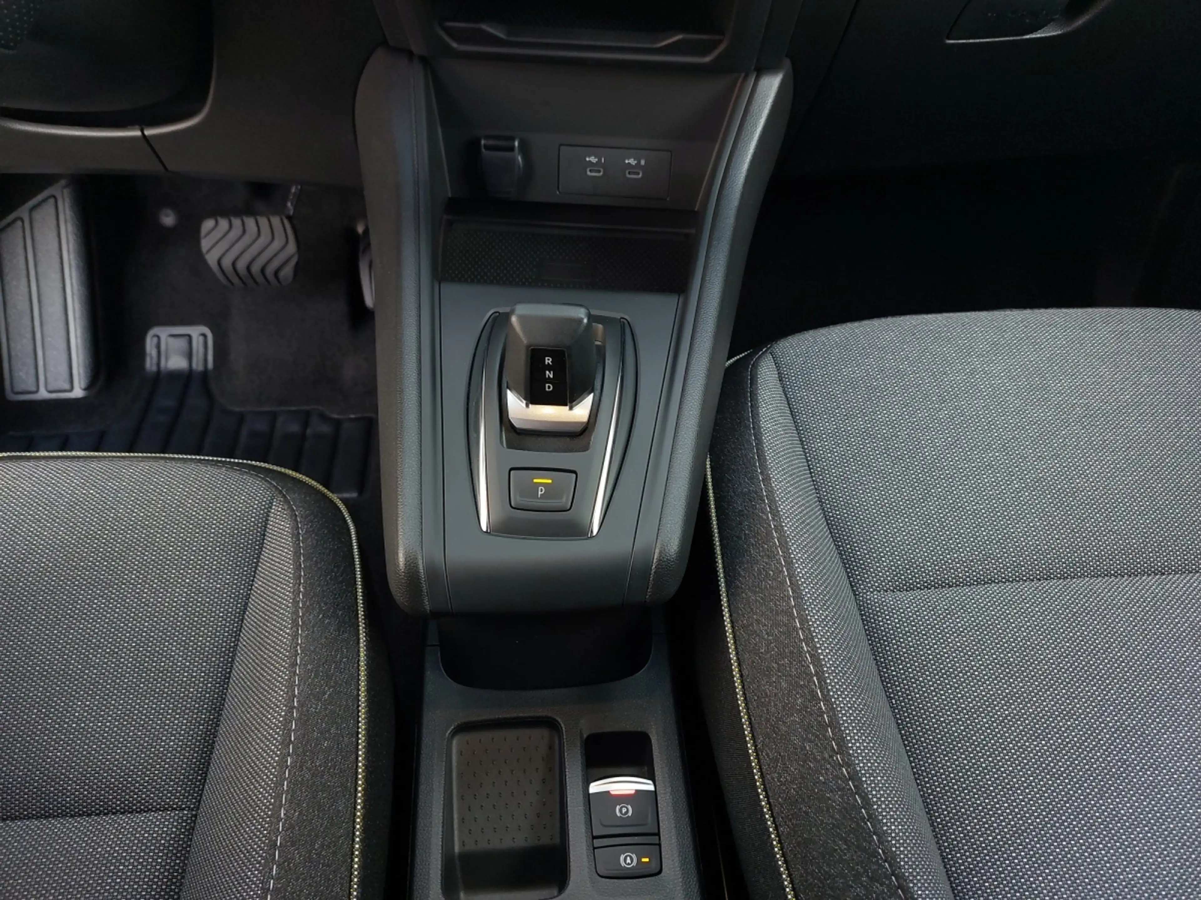 Renault Captur Mild Hybrid 140 EDC (MY25) — photo 9