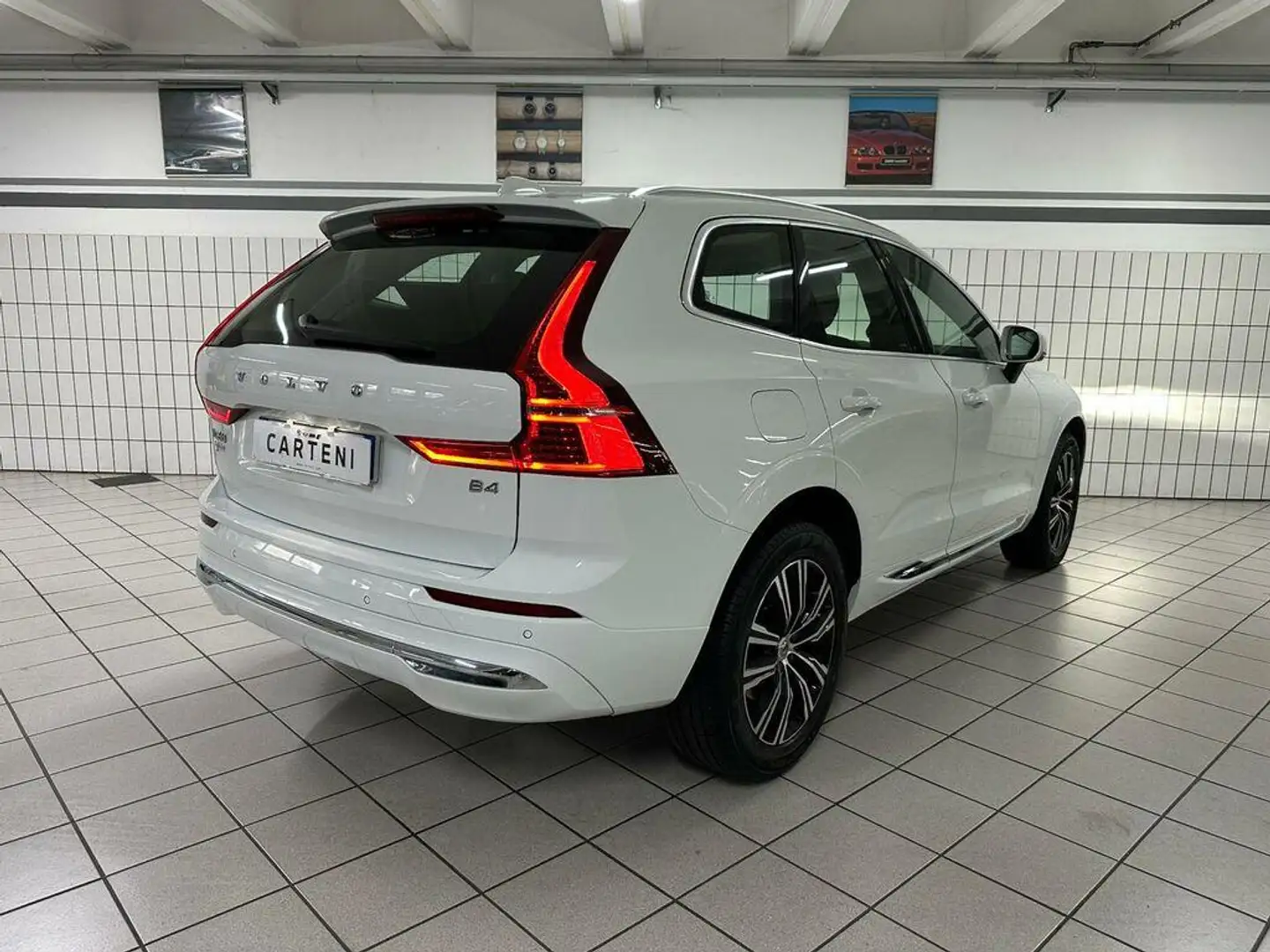 Volvo XC60 2.0 B4 Inscription auto Weiß - 2