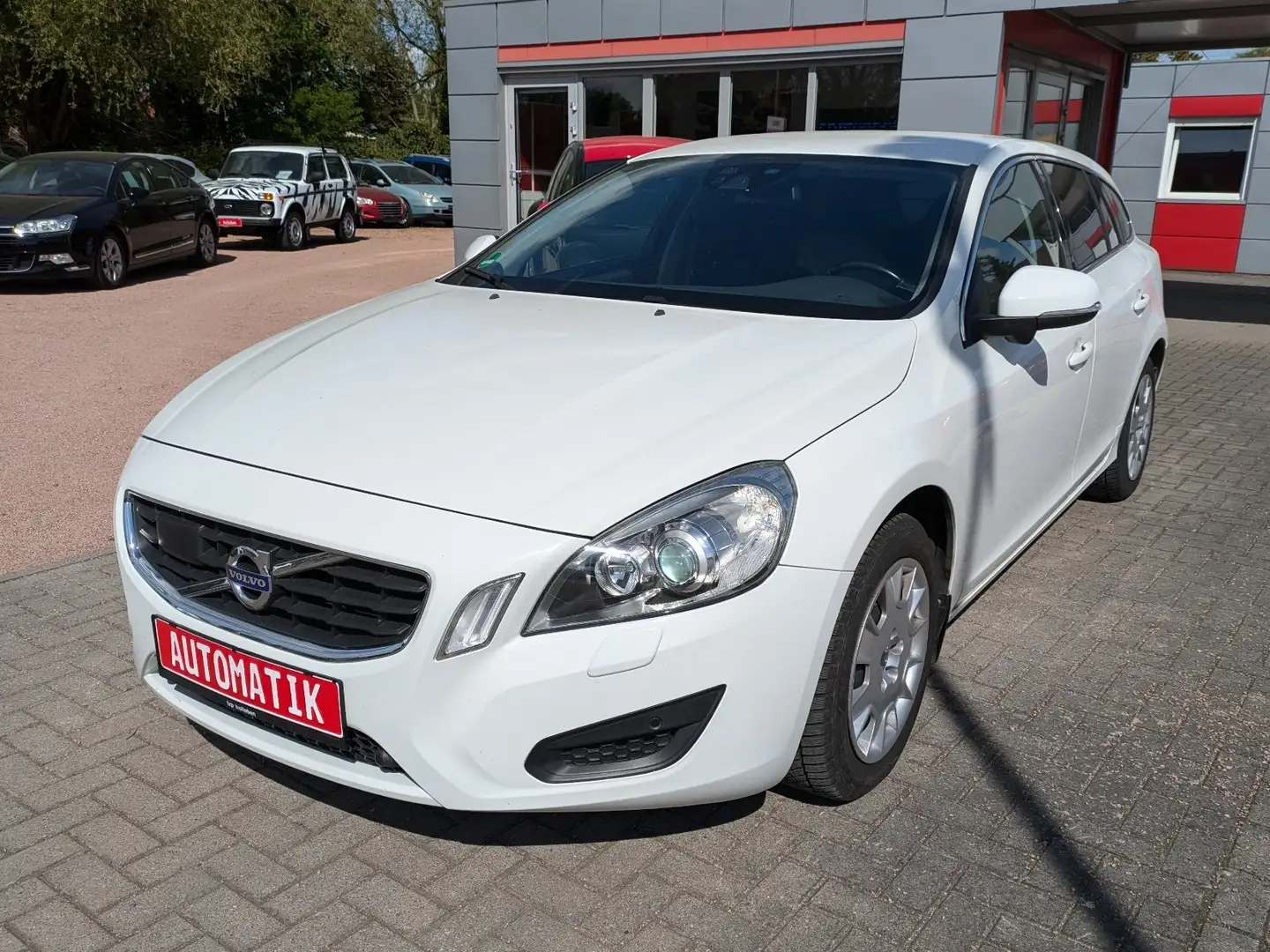 Volvo V60 Momentum  Automatik Weiß - 1