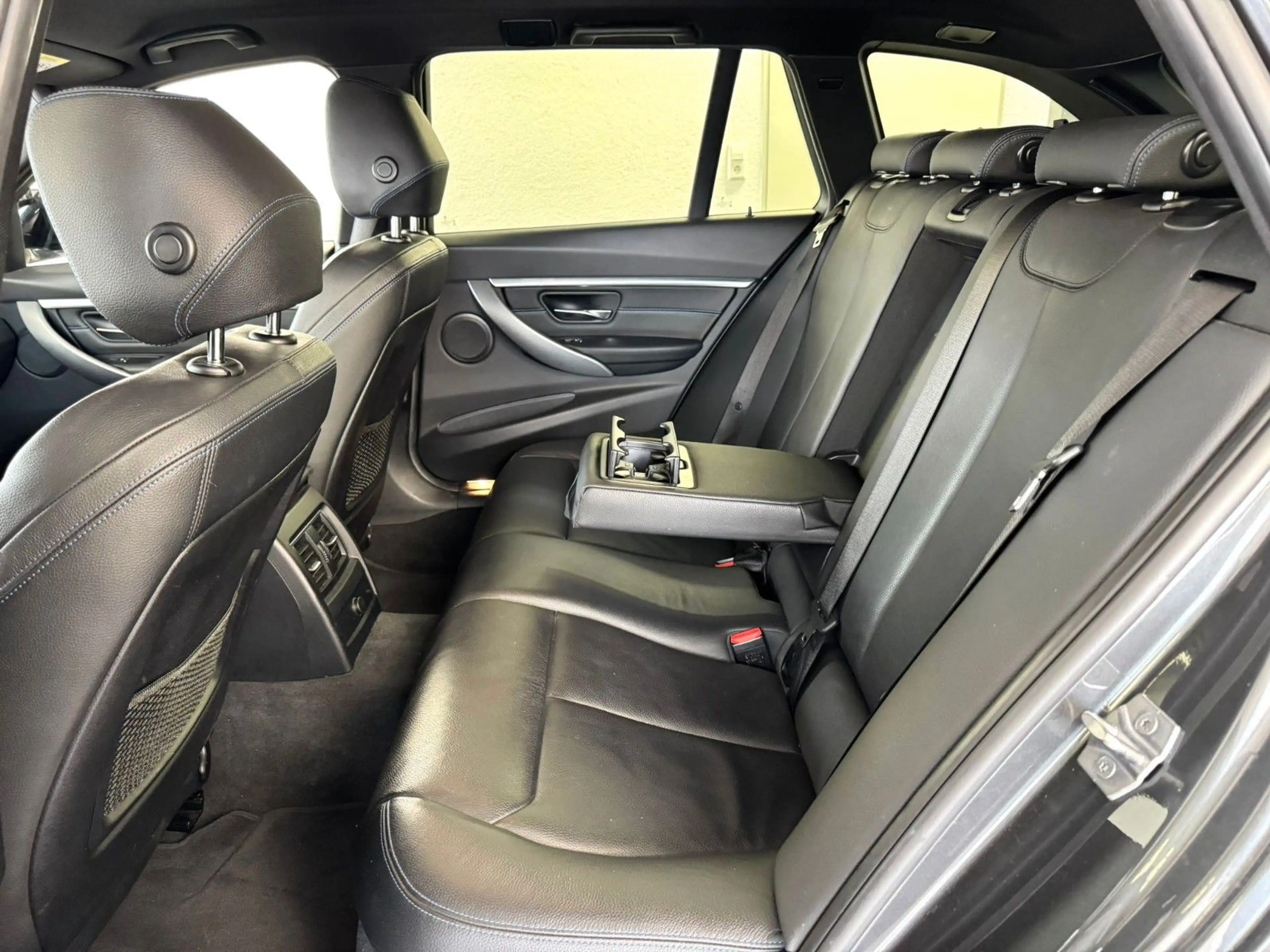 BMW 320 d Touring M Sport *Leder*Navi*LED — photo 10