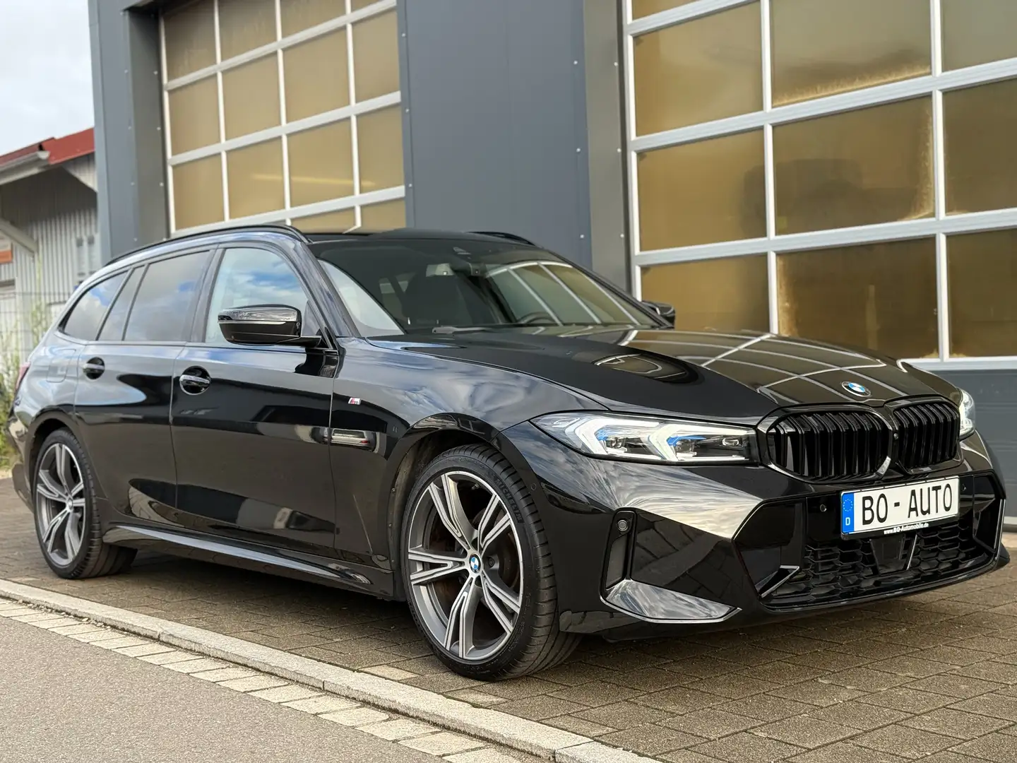 BMW 320 d xDrive M-SPORT FACELIFT AHK Innovation ACC HuD Noir - 1