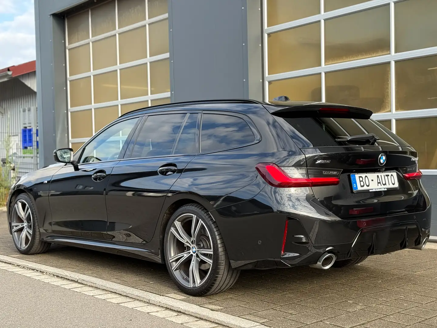 BMW 320 d xDrive M-SPORT FACELIFT AHK Innovation ACC HuD Noir - 2