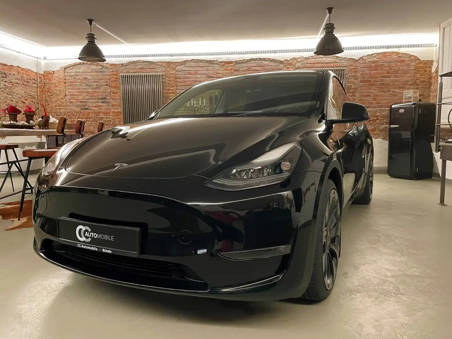 Tesla Model Y Performance Dual AWD Sw./Sw. 21 Zoll Schwarz - 1