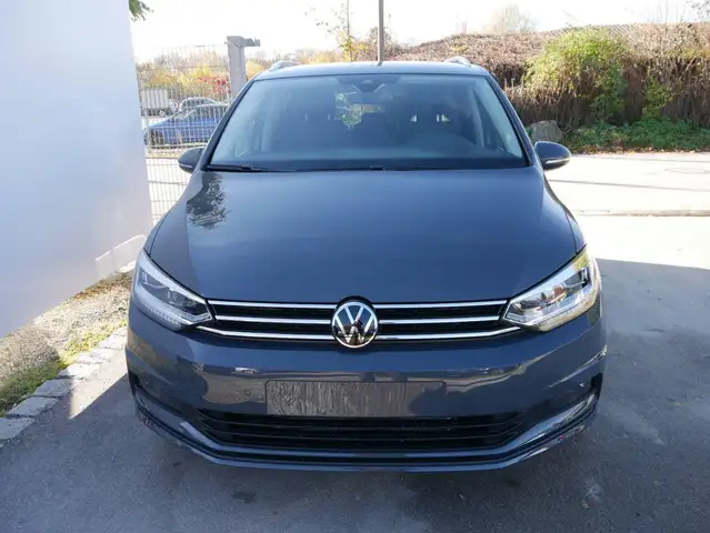 Volkswagen Touran view 3