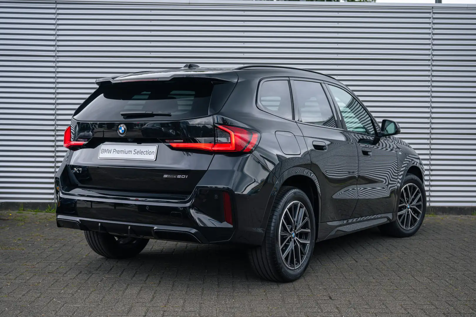 BMW X1 sDrive20i High Executive M Sport Automaat / Panora Zwart - 2
