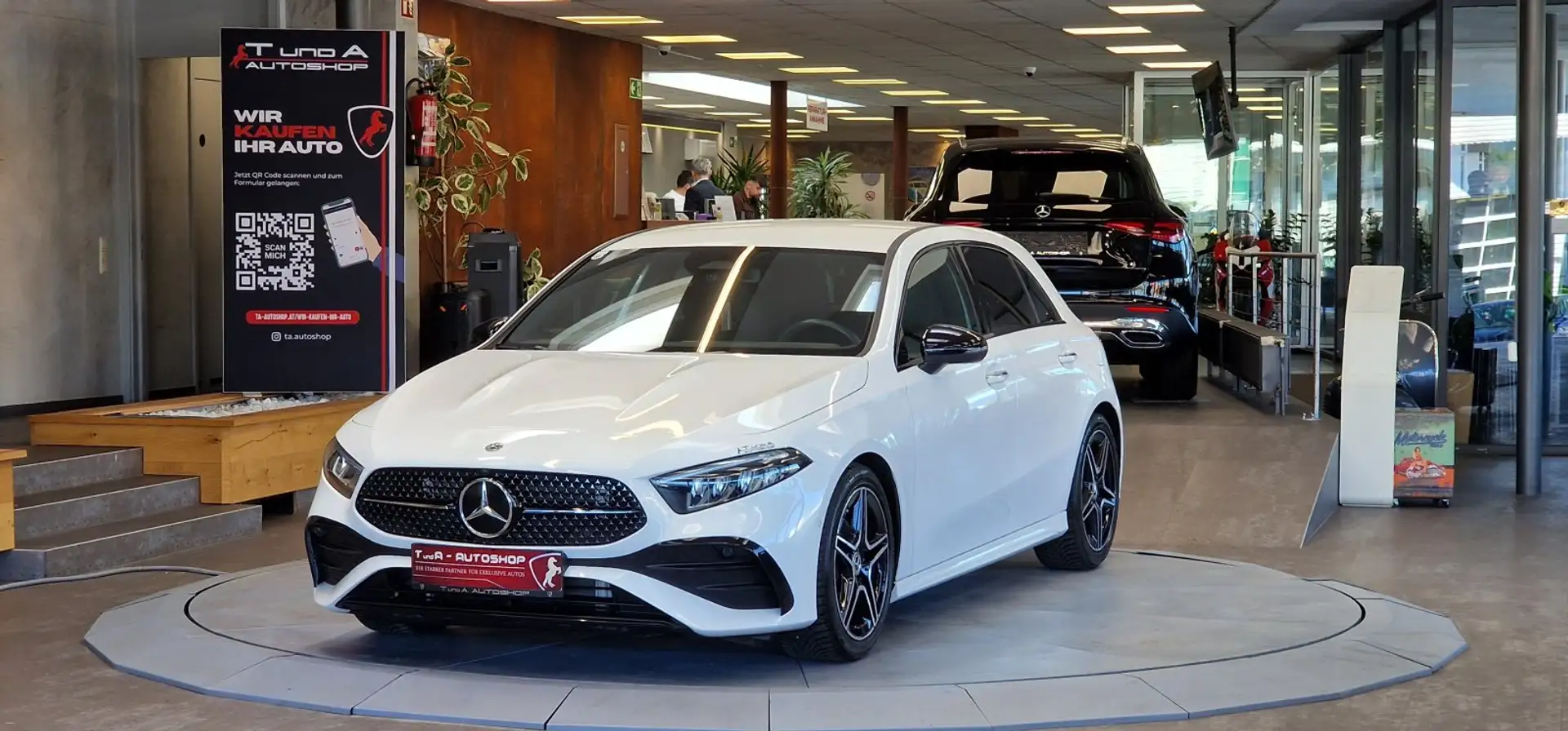 Mercedes-Benz A 180 d AMG-Paket Aut. *Kamera*Navi*Ambirente*18Zoll* Weiß - 1