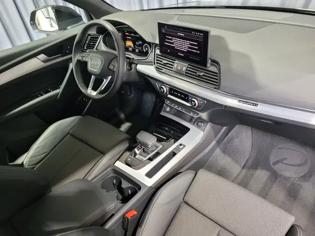 Audi Q5 view 12
