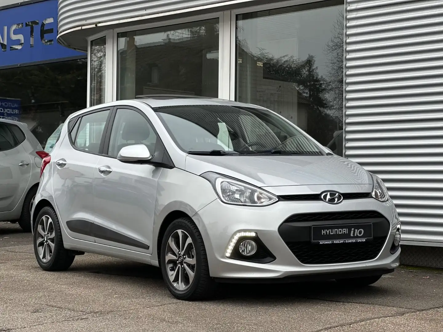 Hyundai i10 1,2 AT CAM/SHZ/LHZ/S.DACH/CLIMAA/KEYLESS/GAR Argent - 2