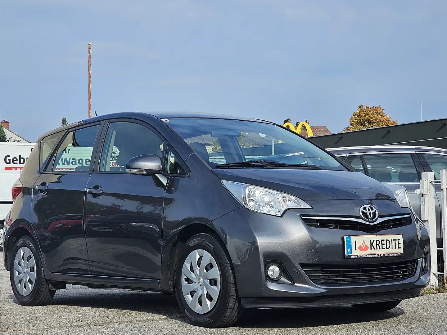Toyota Verso-S Verso S 1,33 dVVT-i Lounge 1-Hand Pickerl+Servi... Grau - 1