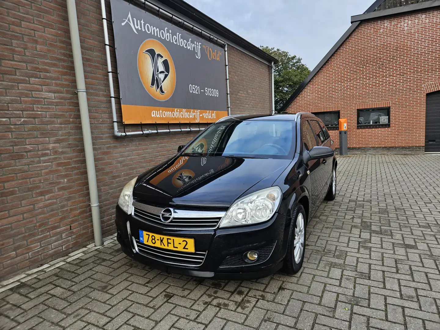 Opel Astra Wagon 1.6 Temptation Zwart - 1