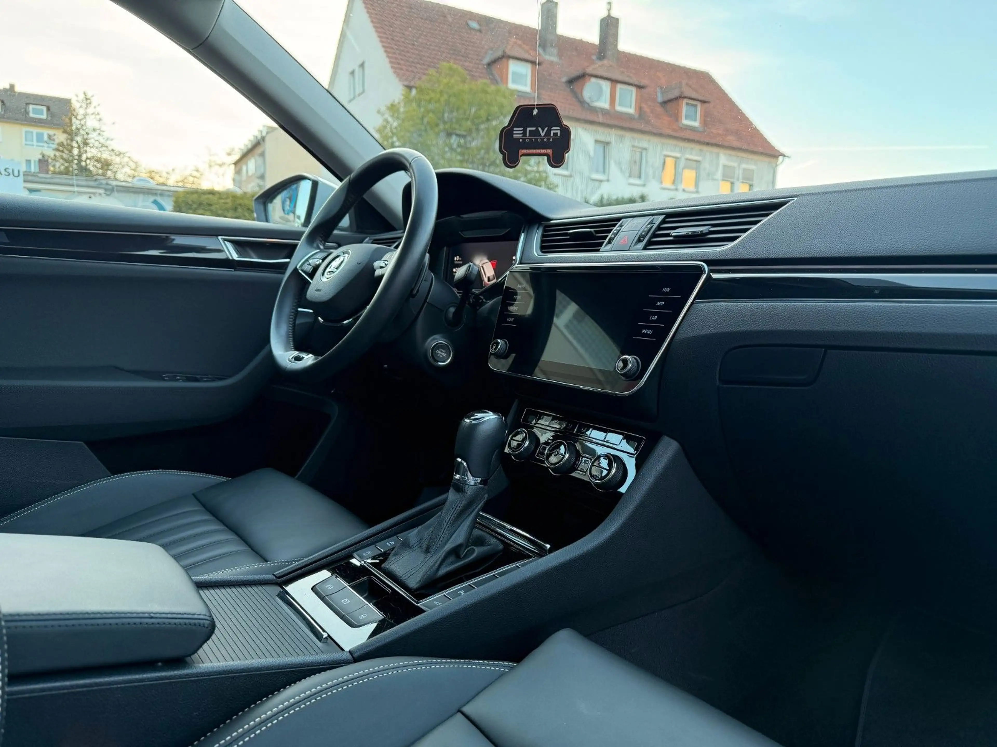 Skoda Superb 2.0 TDI Combi | Laurin & Klement | PANO — photo 14