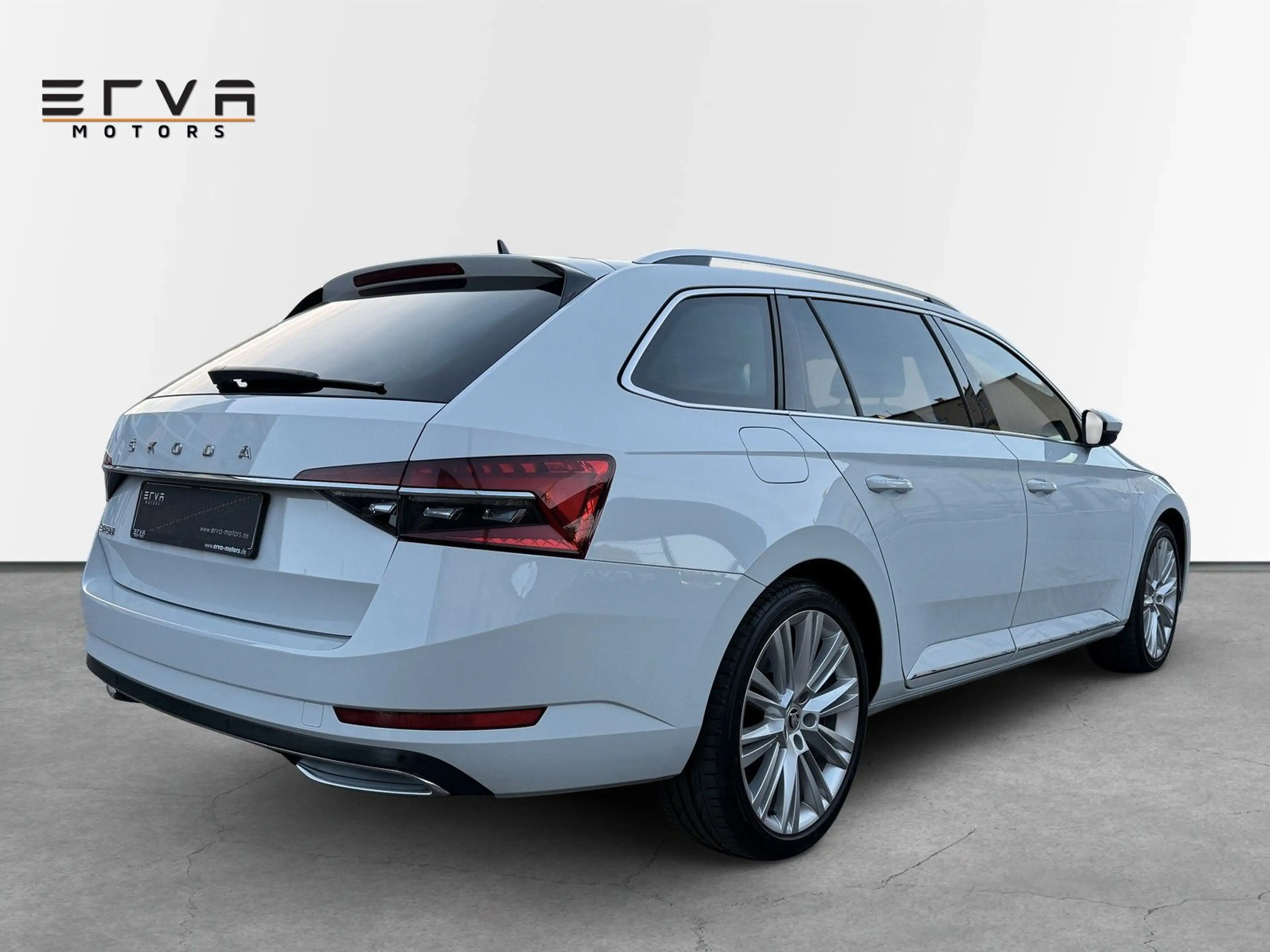 Skoda Superb 2.0 TDI Combi | Laurin & Klement | PANO — photo 4