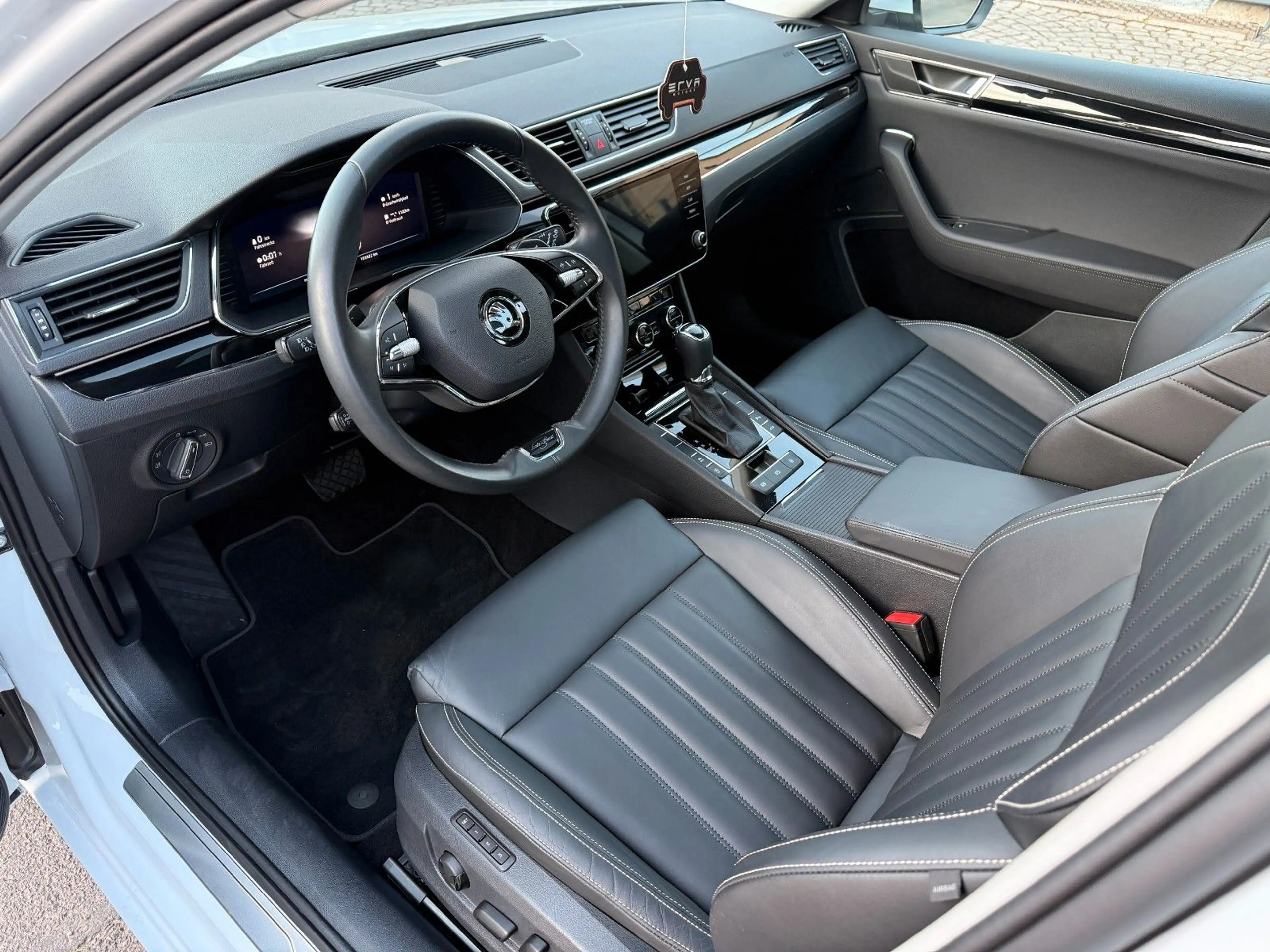 Skoda Superb 2.0 TDI Combi | Laurin & Klement | PANO — photo 8
