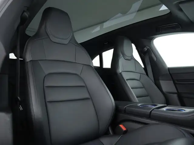 Porsche Taycan view 10