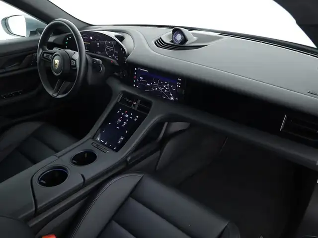 Porsche Taycan view 8