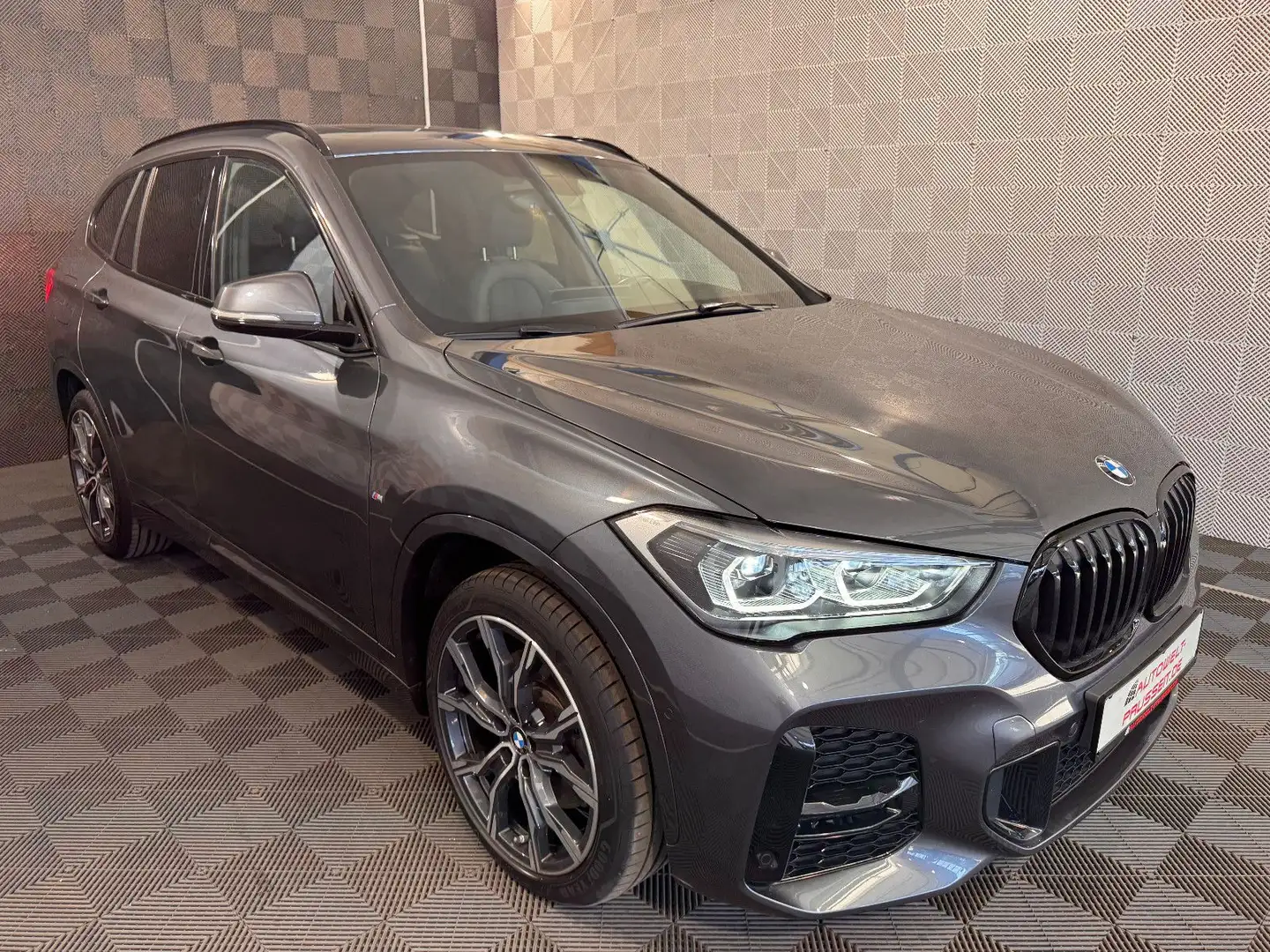 BMW X1 20i*M SPORT*ACC-PANO-HUD-R.KAM-HiFi-AHK-APPLE Grijs - 1