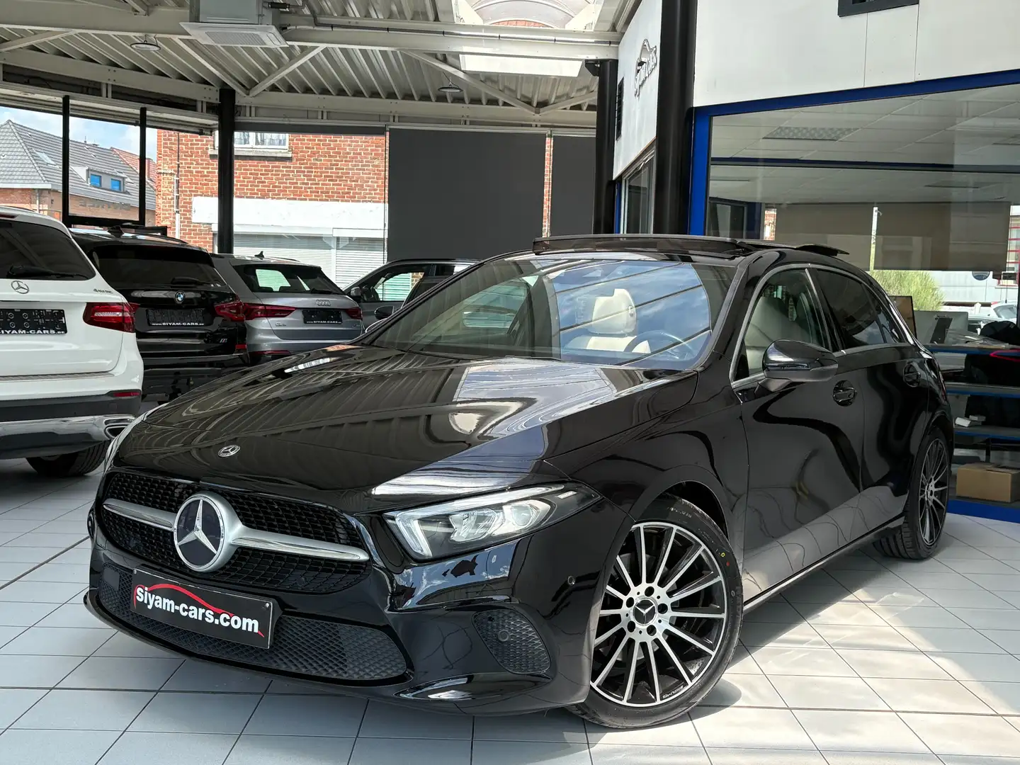 Mercedes-Benz A 200 A 200 *LED*CUIR*TOIT*GPS*CAMERA*CARPLAY*JANTES* Zwart - 1
