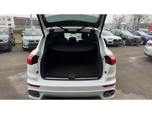Porsche Cayenne view 8