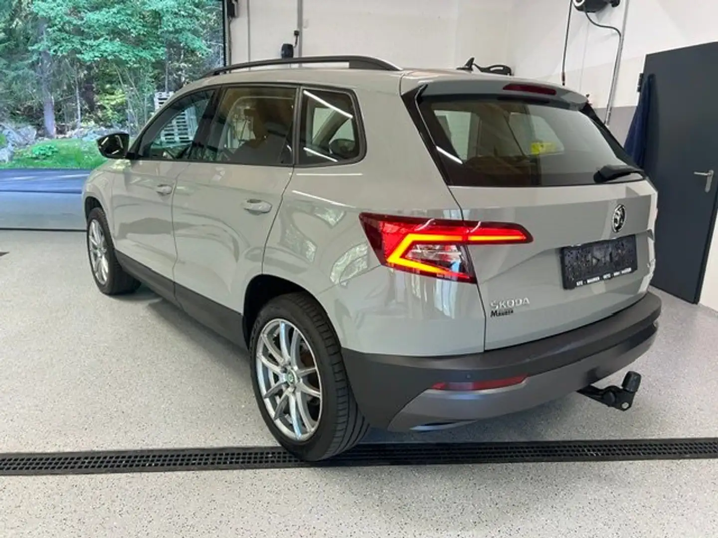 Skoda Karoq Ambition 4x4 Automatik AHK Grau - 2