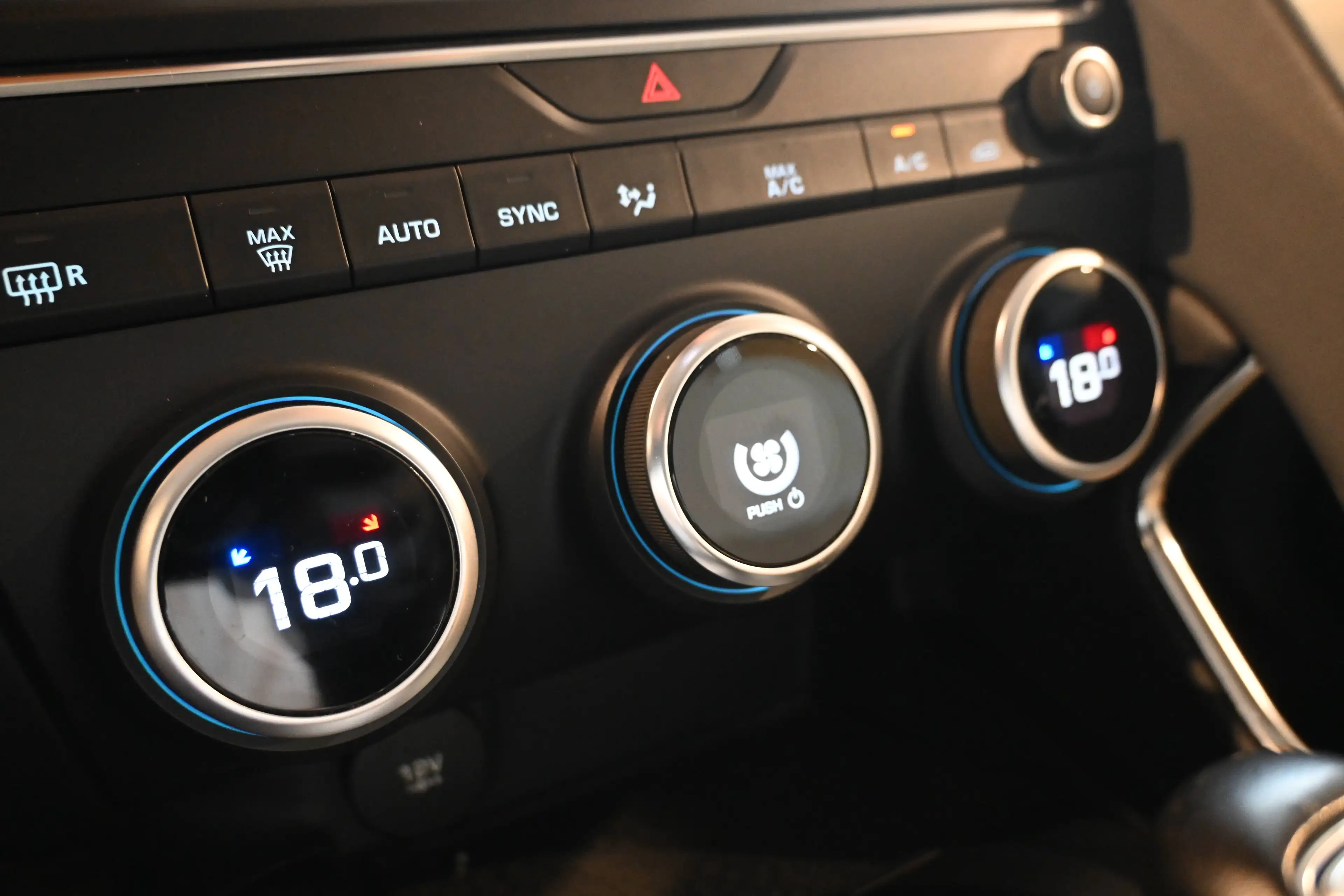 Jaguar E-Pace E-Pace 2.0 D150 PACK SPORT / EURO 6b / CUIR / GPS NAVIGATION / CAMERA / ATTACHE REMORQUE !! — photo 14