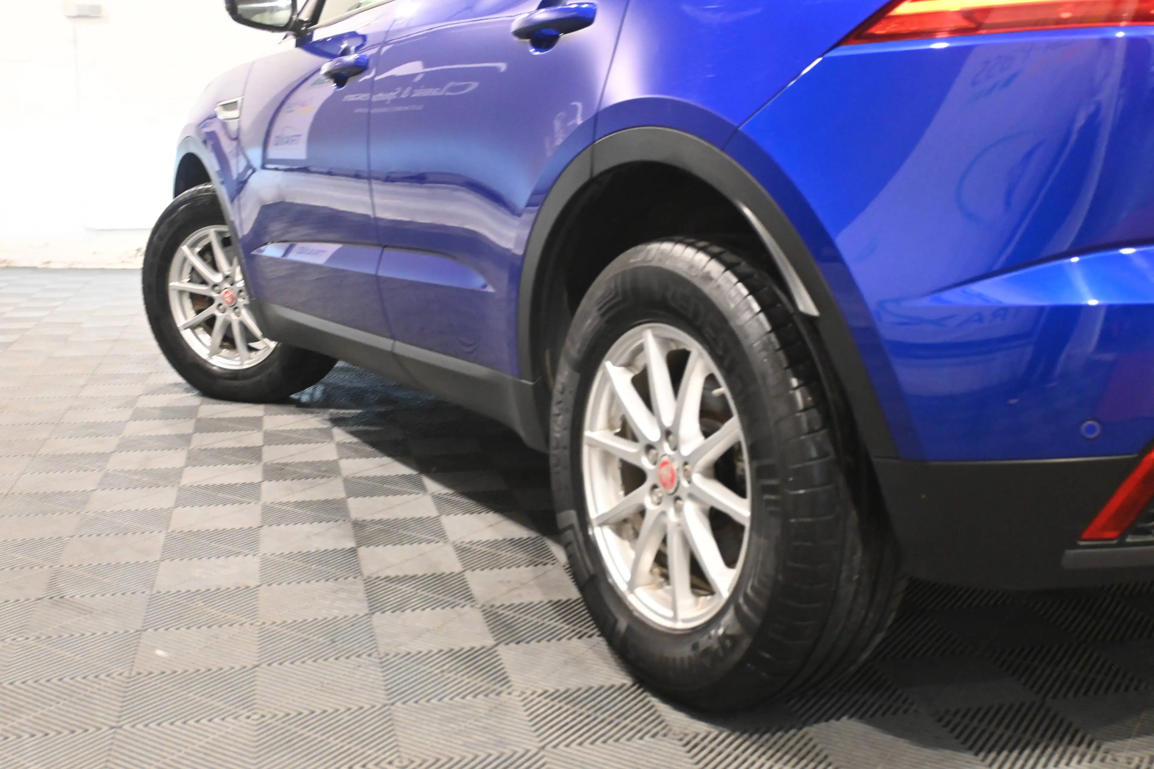 Jaguar E-Pace E-Pace 2.0 D150 PACK SPORT / EURO 6b / CUIR / GPS NAVIGATION / CAMERA / ATTACHE REMORQUE !! — photo 9