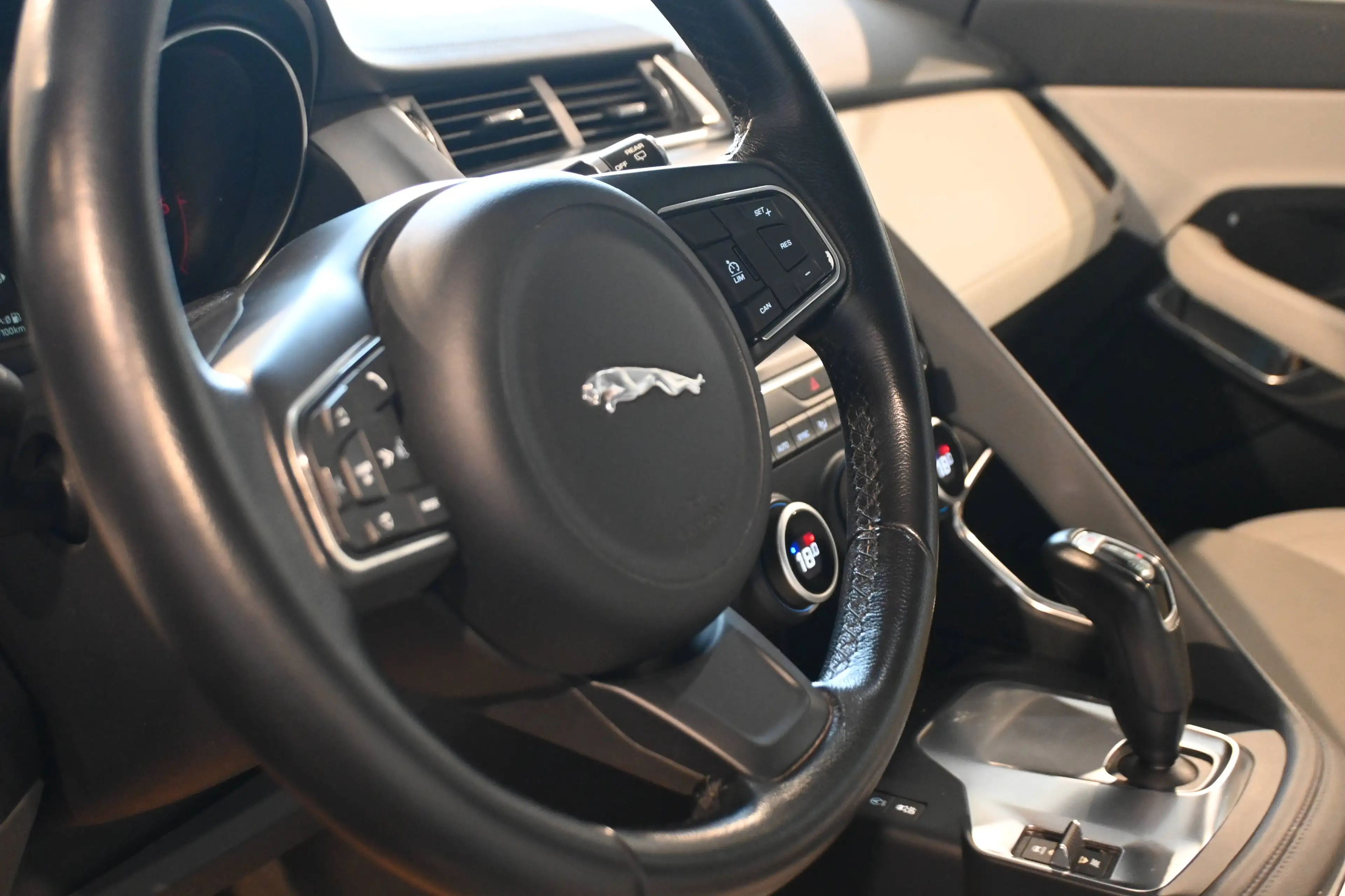Jaguar E-Pace E-Pace 2.0 D150 PACK SPORT / EURO 6b / CUIR / GPS NAVIGATION / CAMERA / ATTACHE REMORQUE !! — photo 13