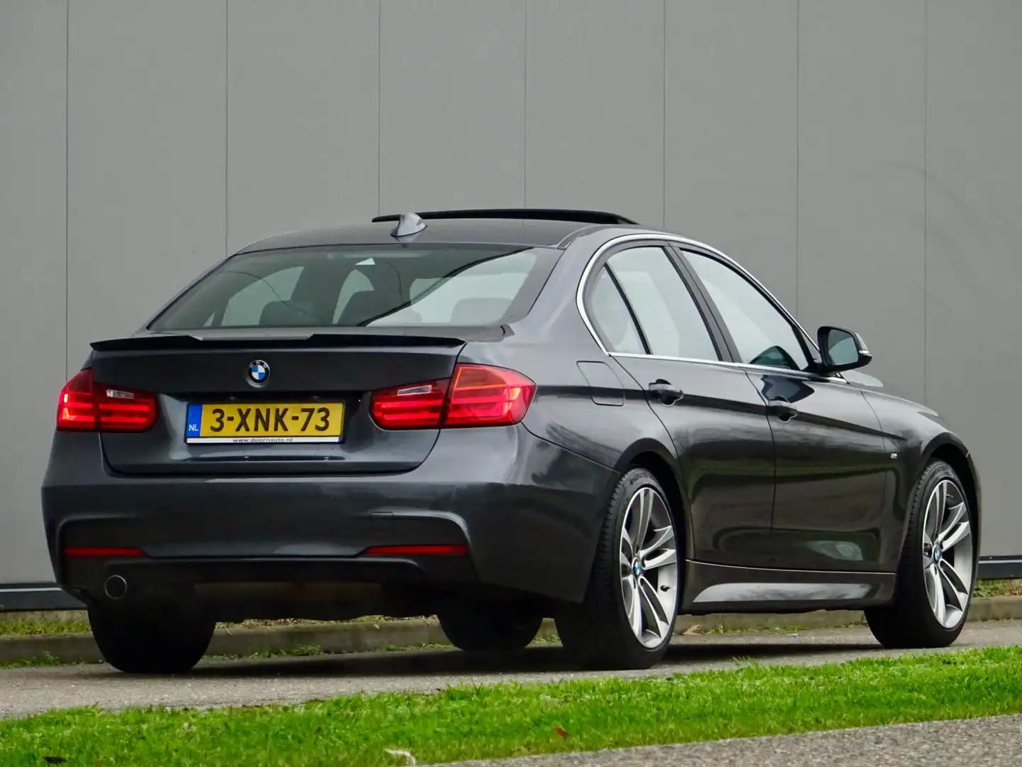 BMW 320 3-serie 320i M-SPORT /// High Exe / Leer / NL / Gris - 2