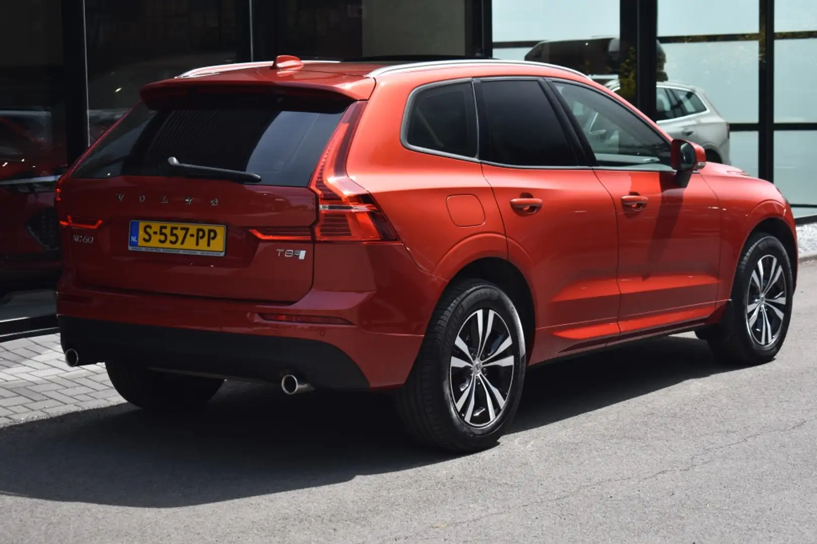 Volvo XC60 T8 390pk AWD Momentum | Schuifdak | Getint Glas | Rood - 2