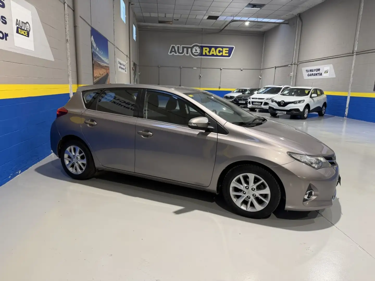 Toyota Auris 90D Active Marrón - 2
