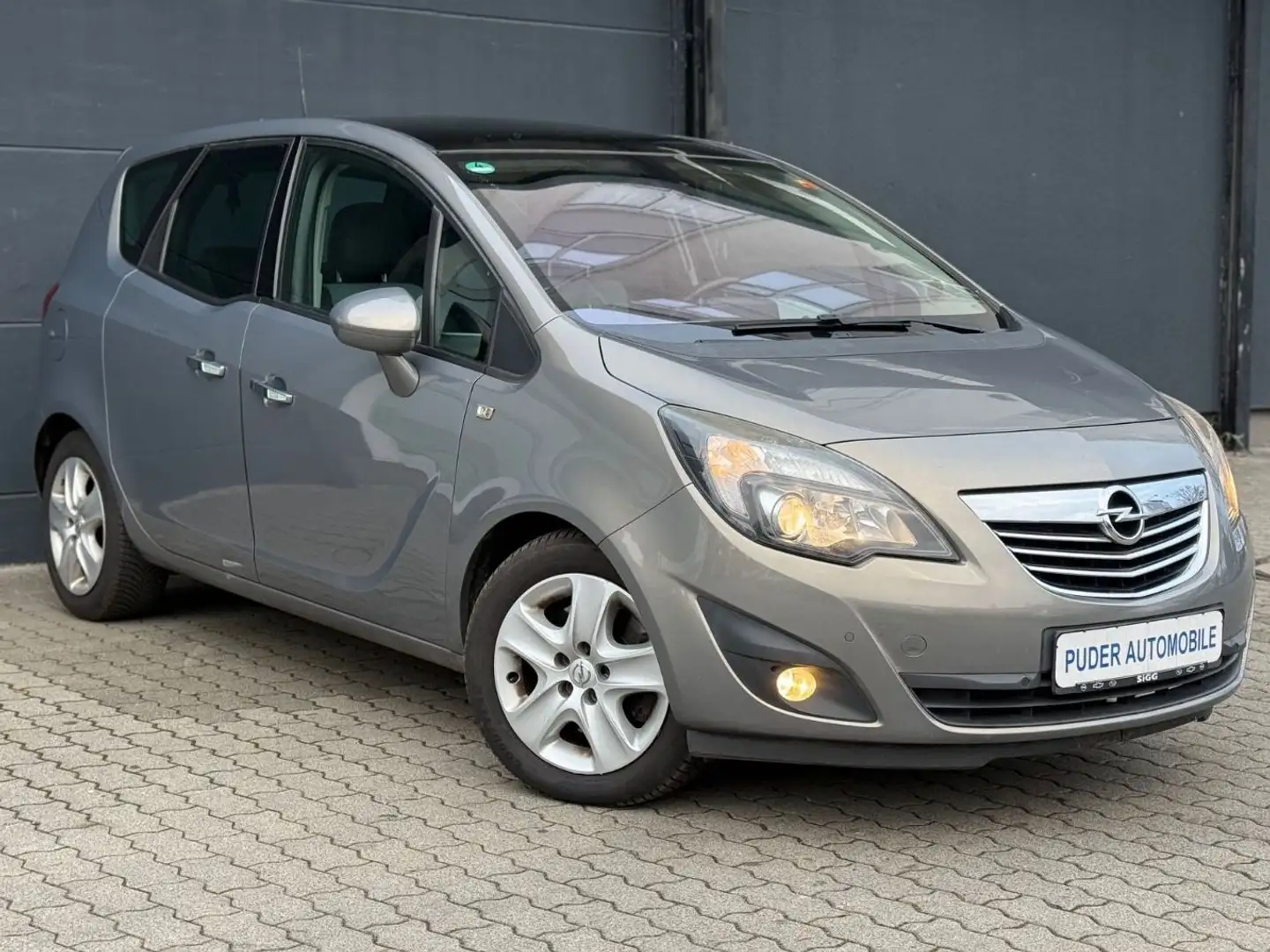 Opel Meriva B 1.7 CDTI Innovation Autom Pano Navi LHZ Grau - 1
