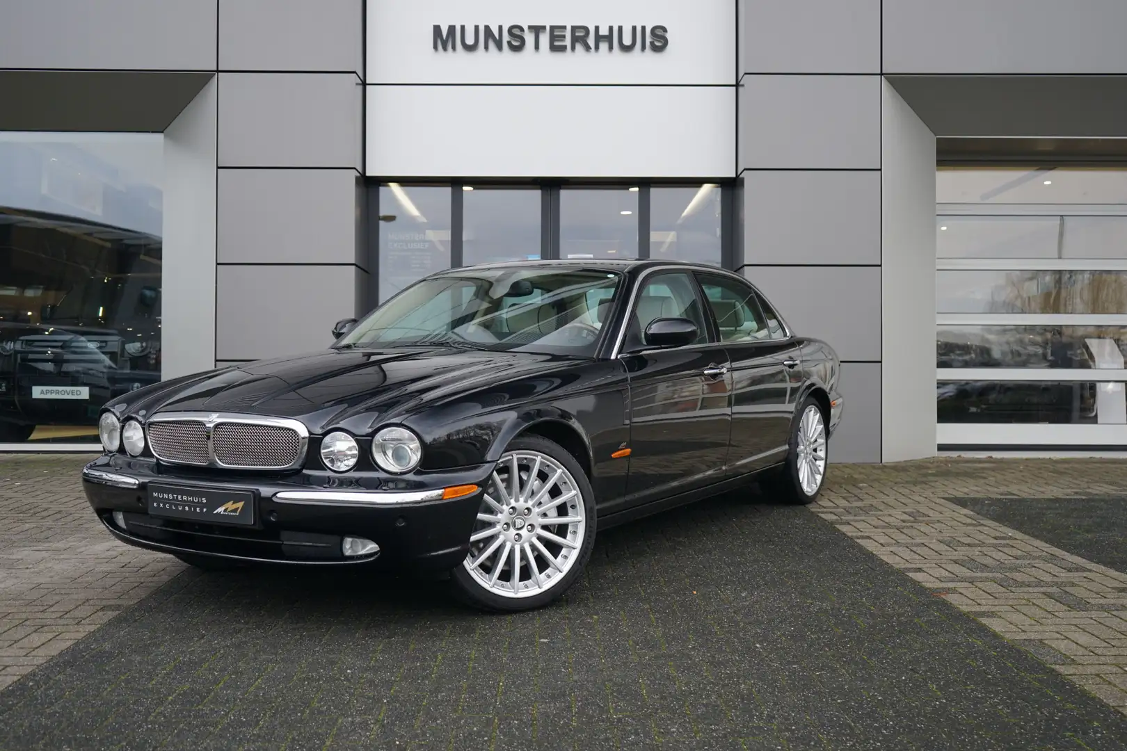 Jaguar XJ 4.2 V8 Super LWB | Dealer Ond. | 2de Eig | NL Auto Noir - 1