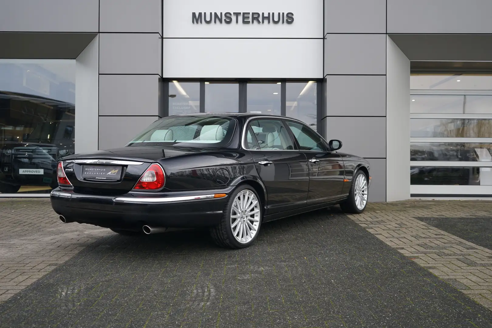 Jaguar XJ 4.2 V8 Super LWB | Dealer Ond. | 2de Eig | NL Auto Noir - 2