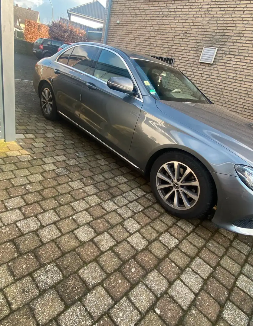 Mercedes-Benz E 220 Braun - 1