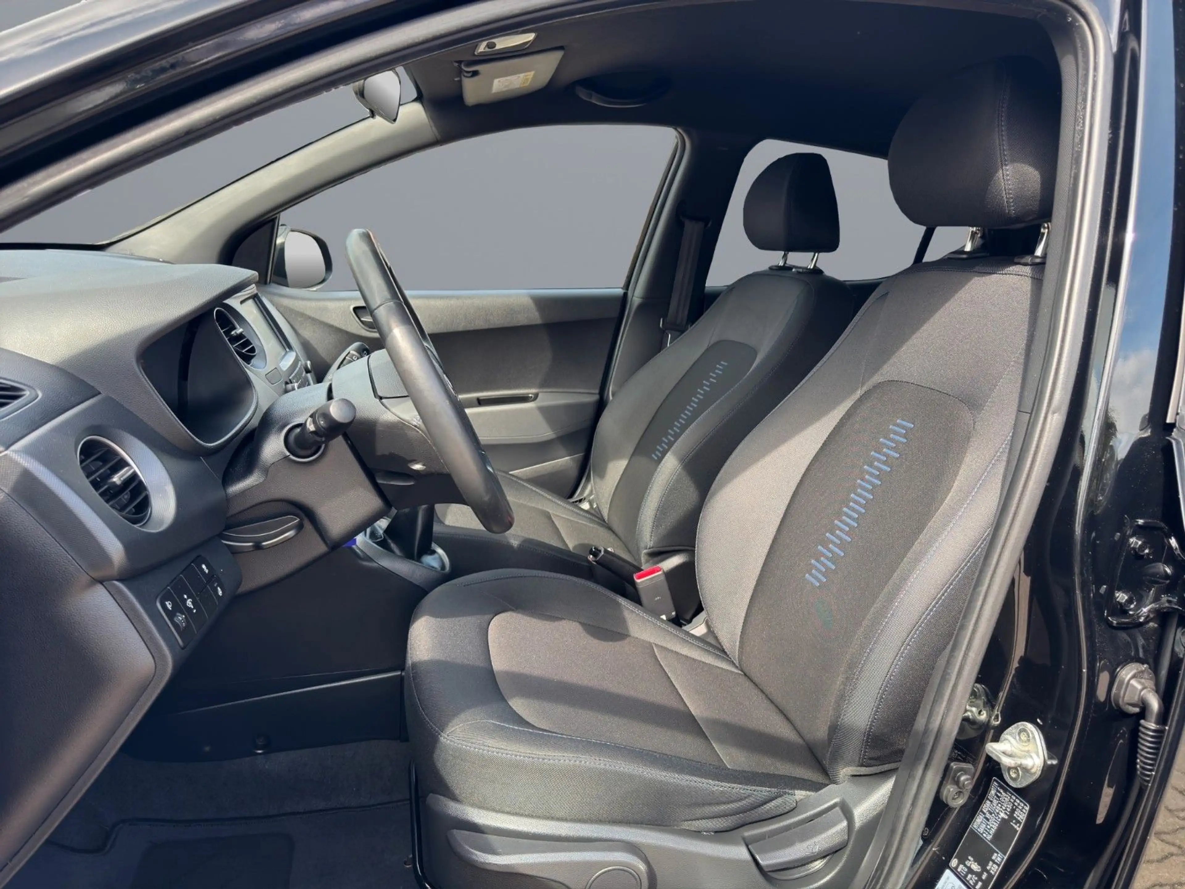 Hyundai i10 Passion + Sport/Navi / Nur 31000tkm! — photo 10