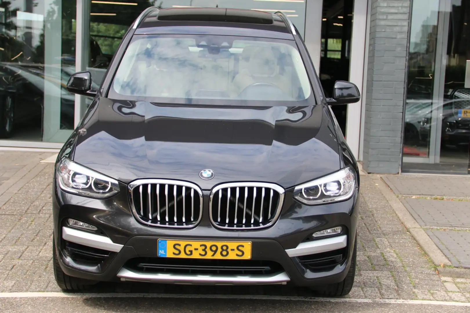 BMW X3 XDrive20d Executive PANO-DAK BTW-AUTO NAP! Grijs - 2