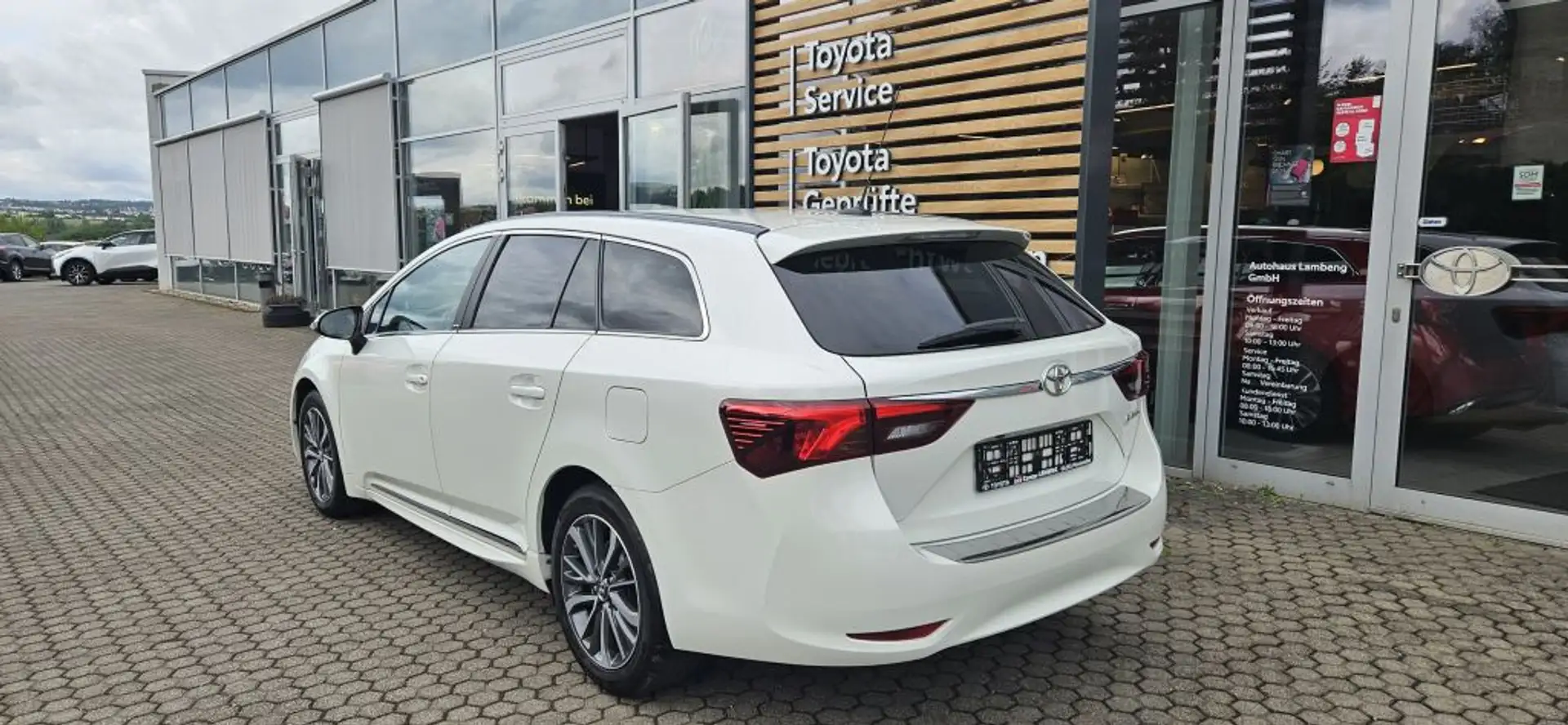 Toyota Avensis Touring Sports 1.8 Edition S+ Weiß - 2