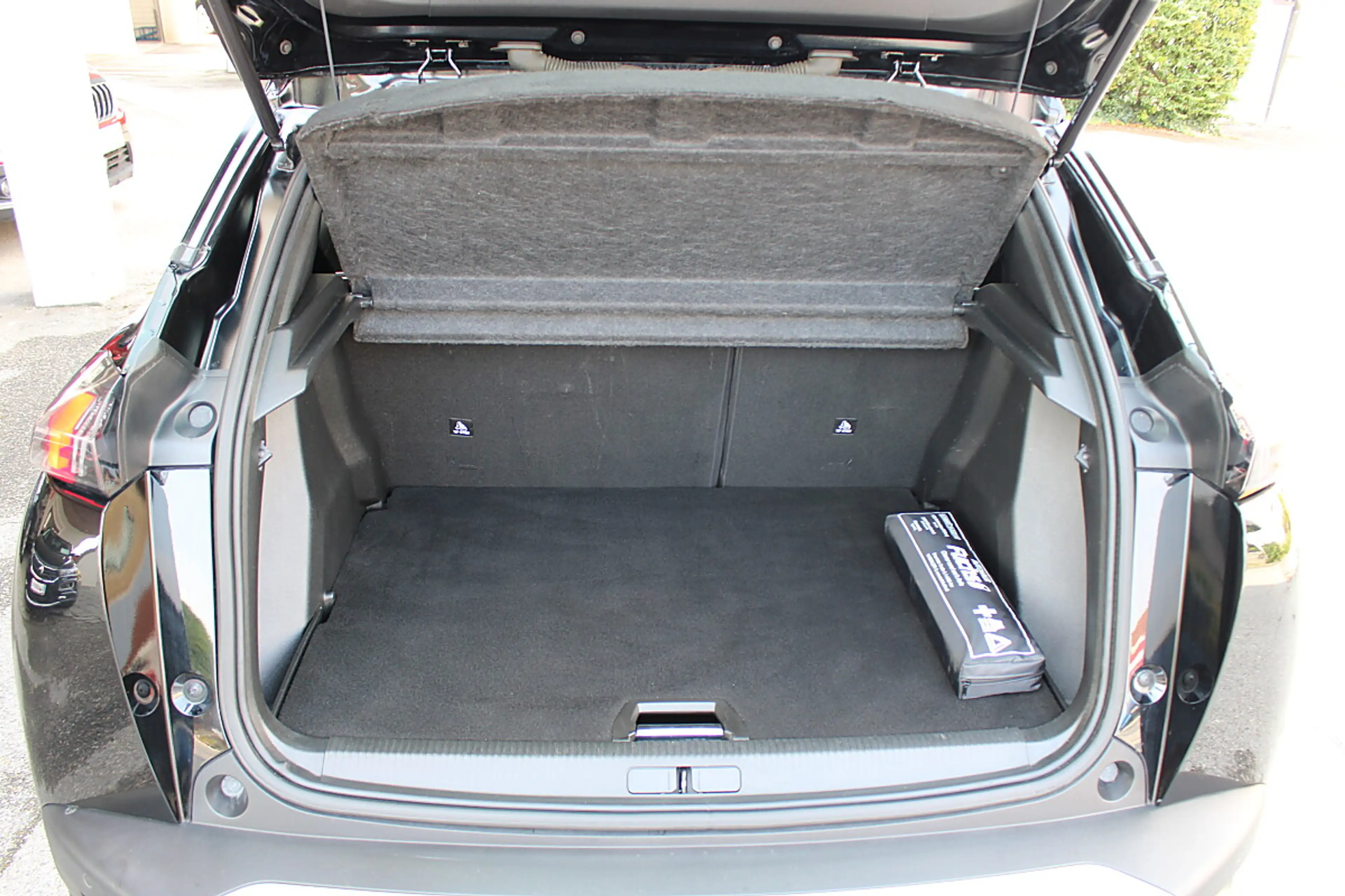 Peugeot e-2008 50 kWh Active Pack *1.Besitz* — photo 12