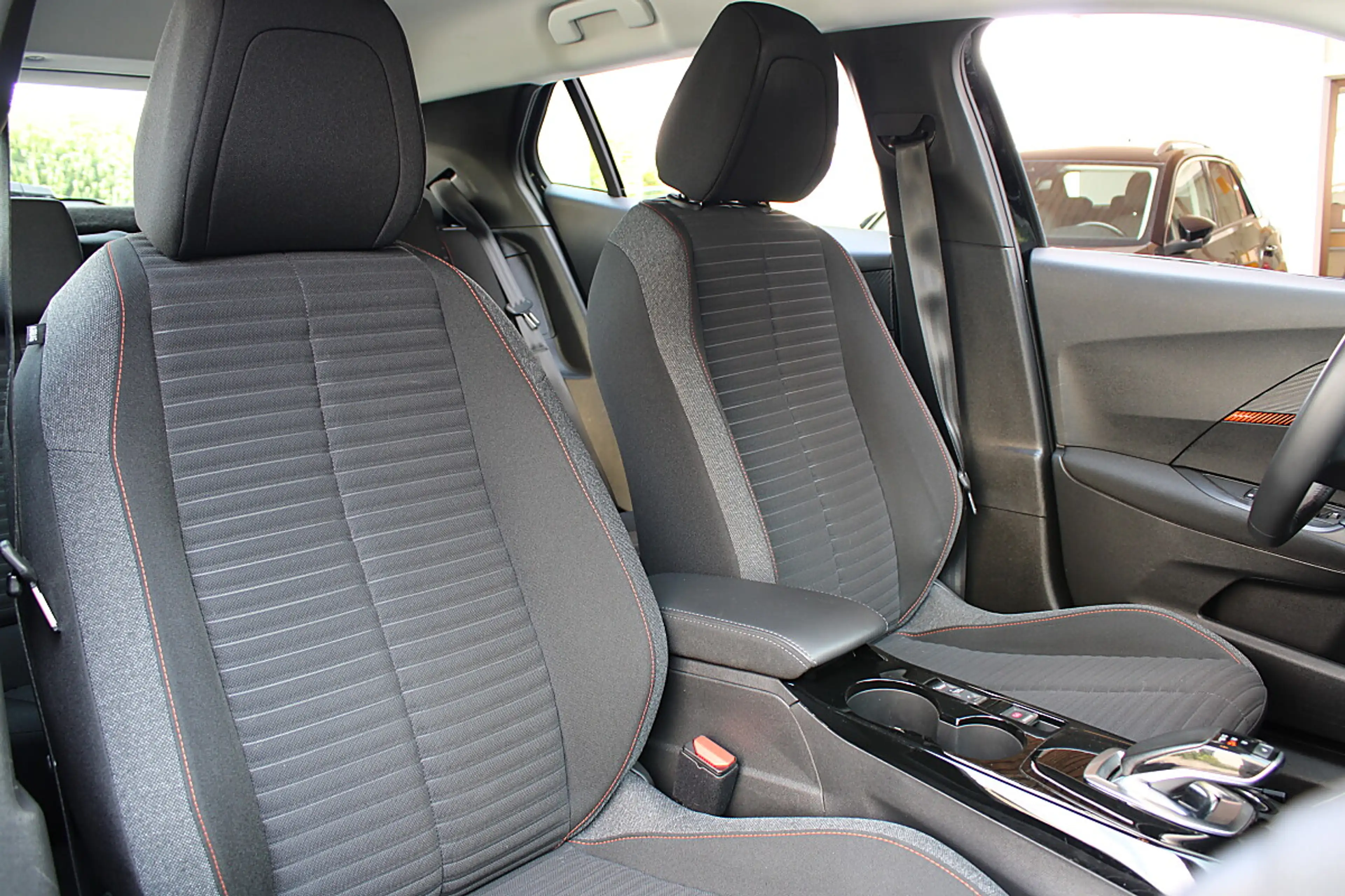 Peugeot e-2008 50 kWh Active Pack *1.Besitz* — photo 13