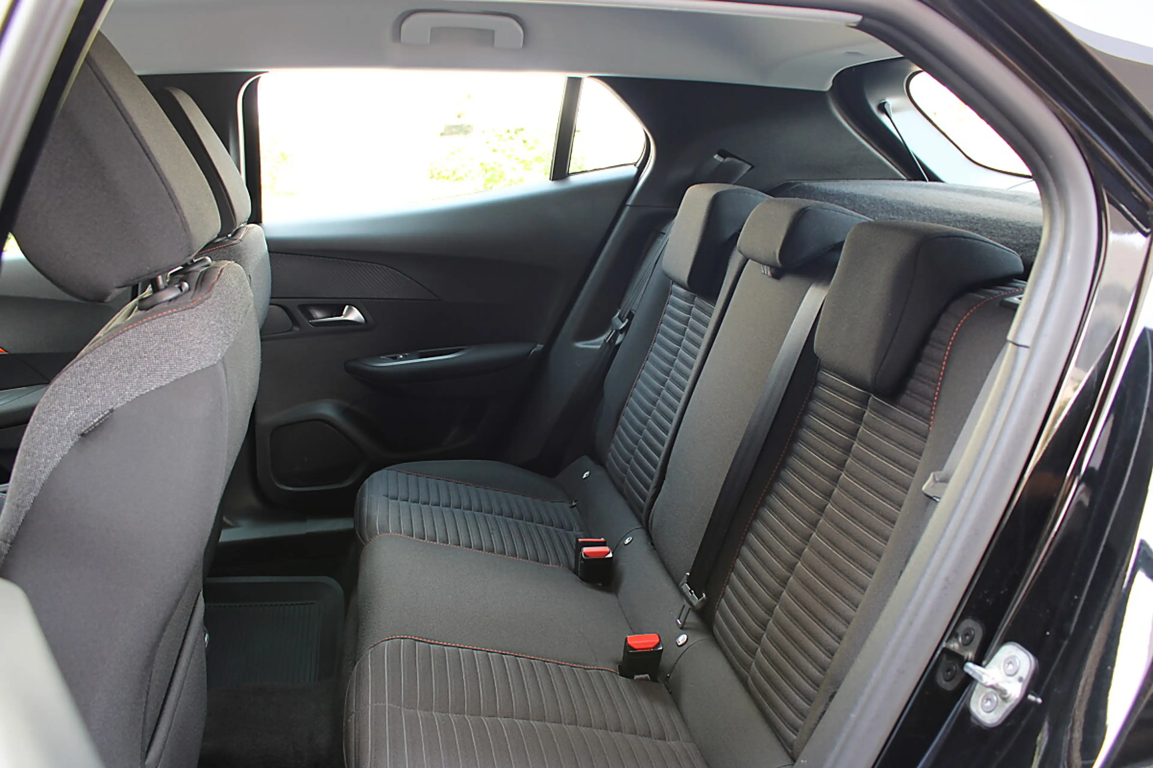 Peugeot e-2008 50 kWh Active Pack *1.Besitz* — photo 11