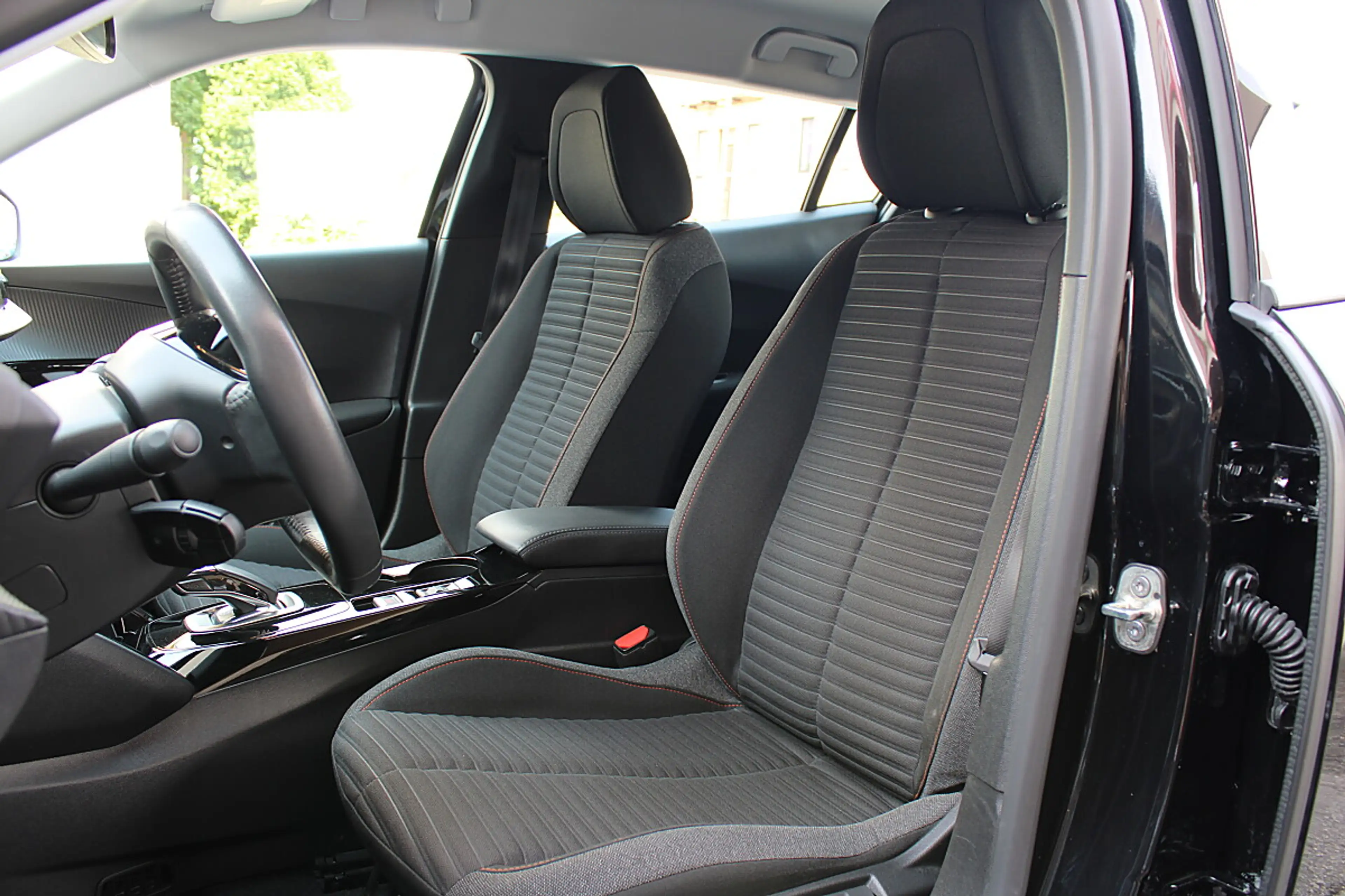 Peugeot e-2008 50 kWh Active Pack *1.Besitz* — photo 10