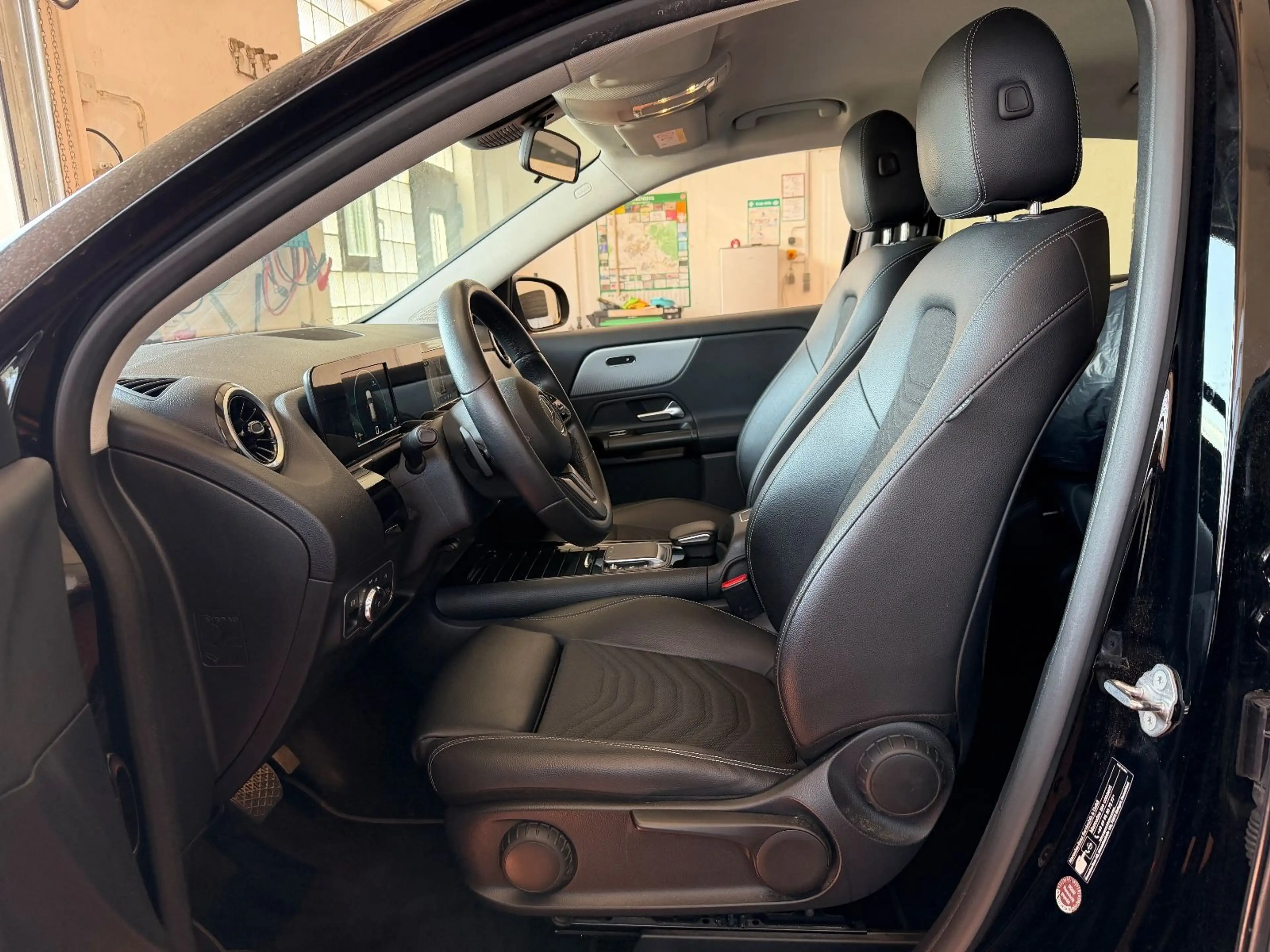 Mercedes-Benz GLA 180 d *NAVI*CAM*8G-DCT*DISTR*TOUCH*APPLE CAR — photo 12