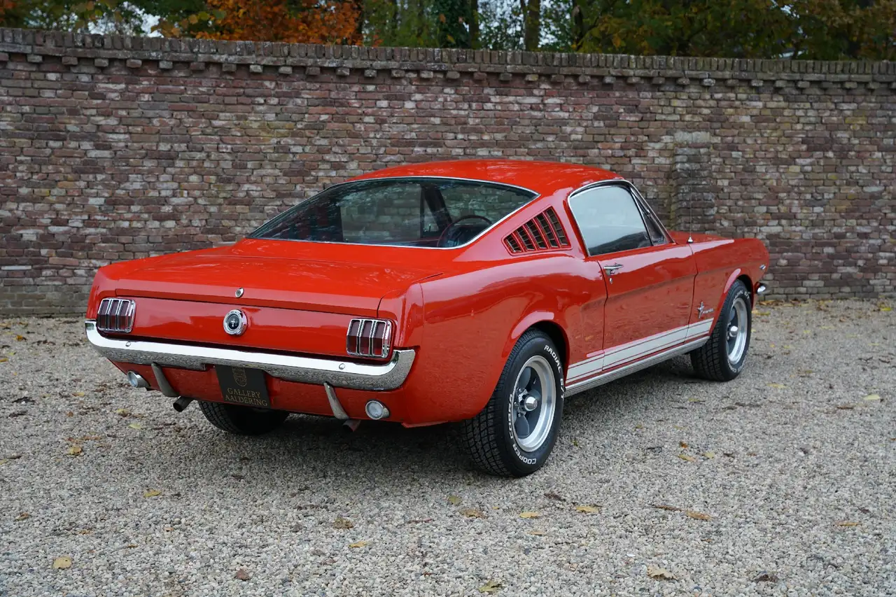 Ford Mustang 289 Fastback "An A-code in Triple Red" Triple red, foto 2