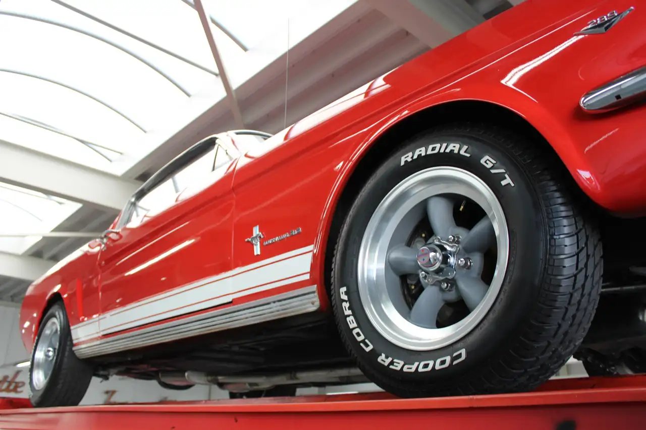 Ford Mustang 289 Fastback "An A-code in Triple Red" Triple red, foto 8