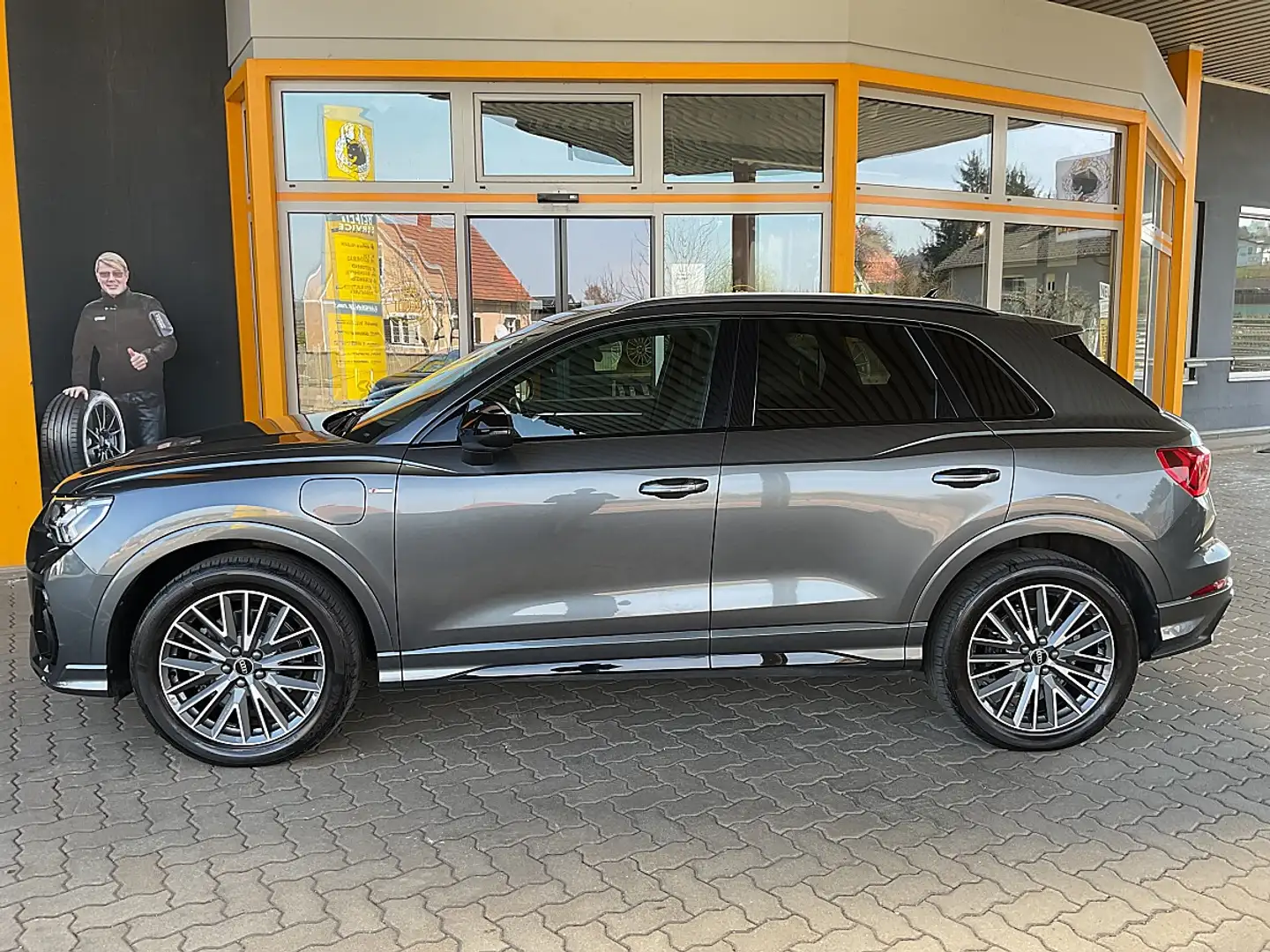 Audi Q3 45 TFSI e S-tronic S-line Grau - 2