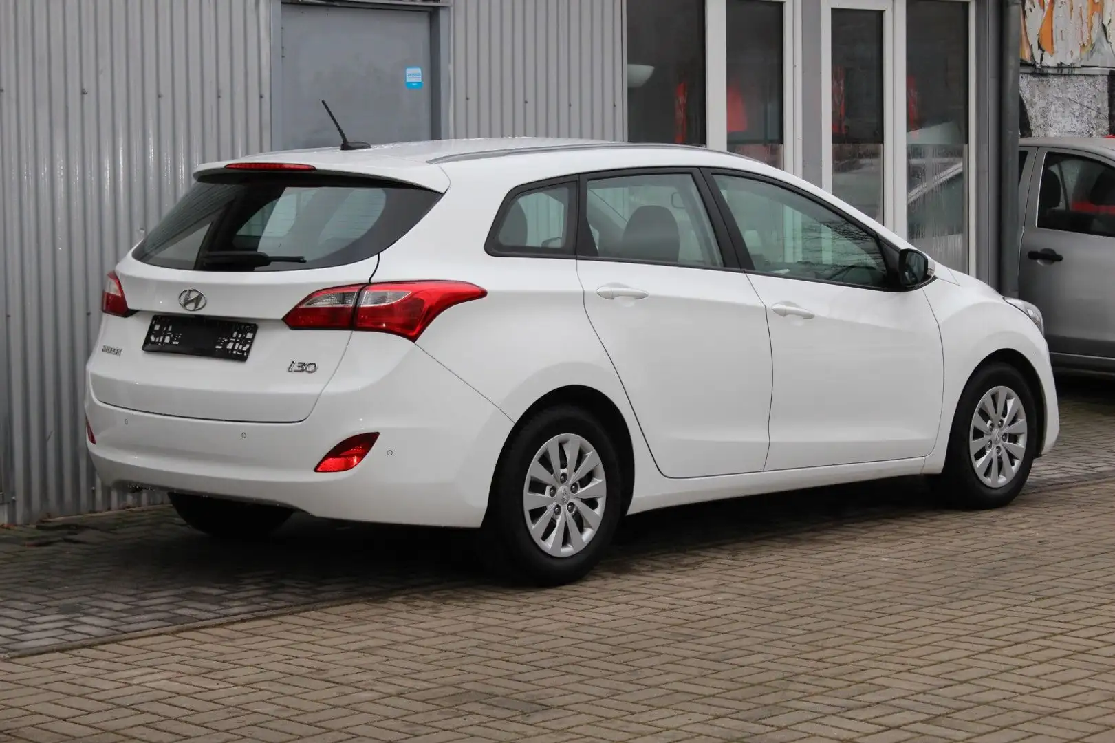 Hyundai i30 cw blue Style Automatik+Navi+Kamera Weiß - 2