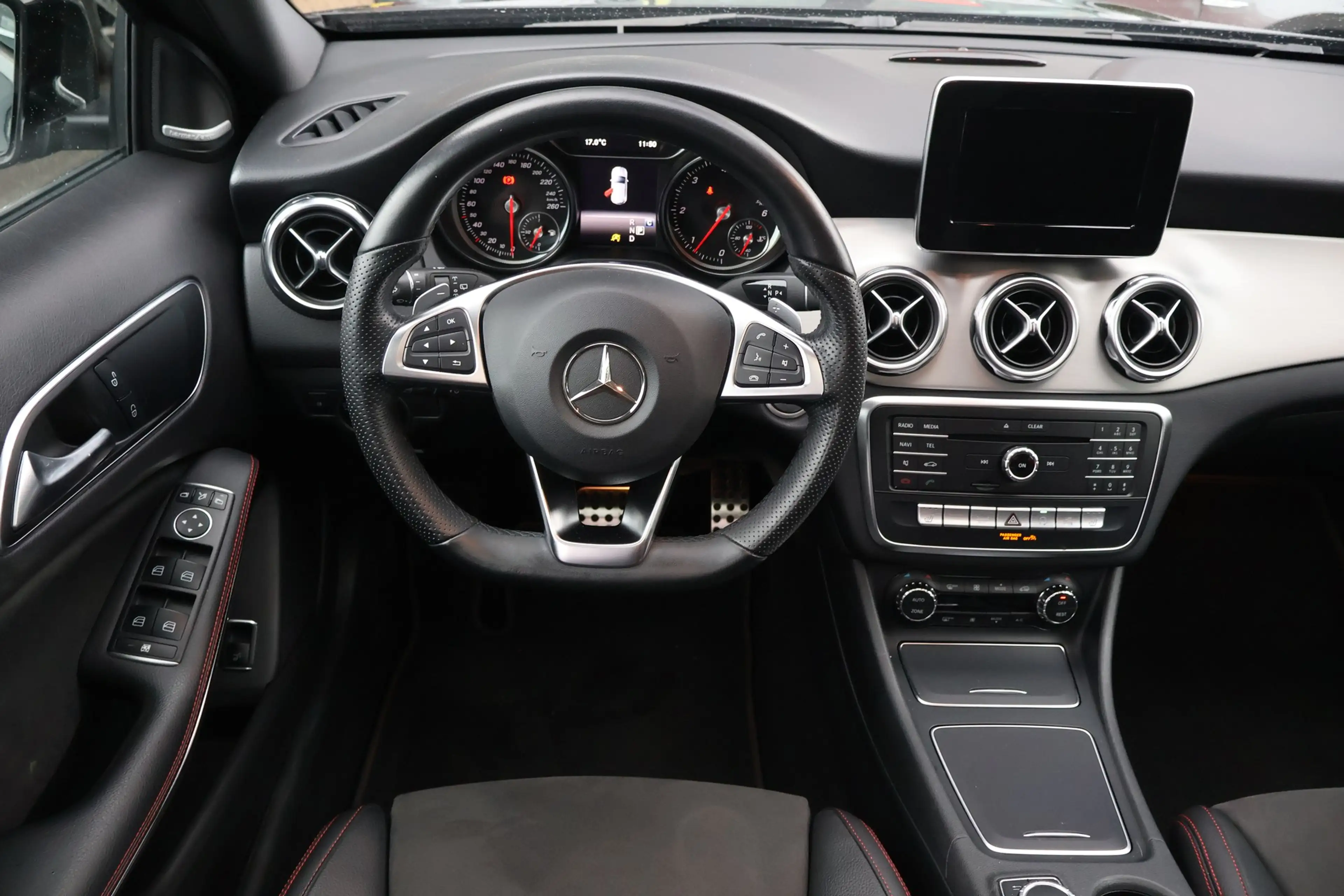 Mercedes-Benz GLA 220 GLA 220d AMG Line LED Navi Pano AHK 360 SHZ — photo 9