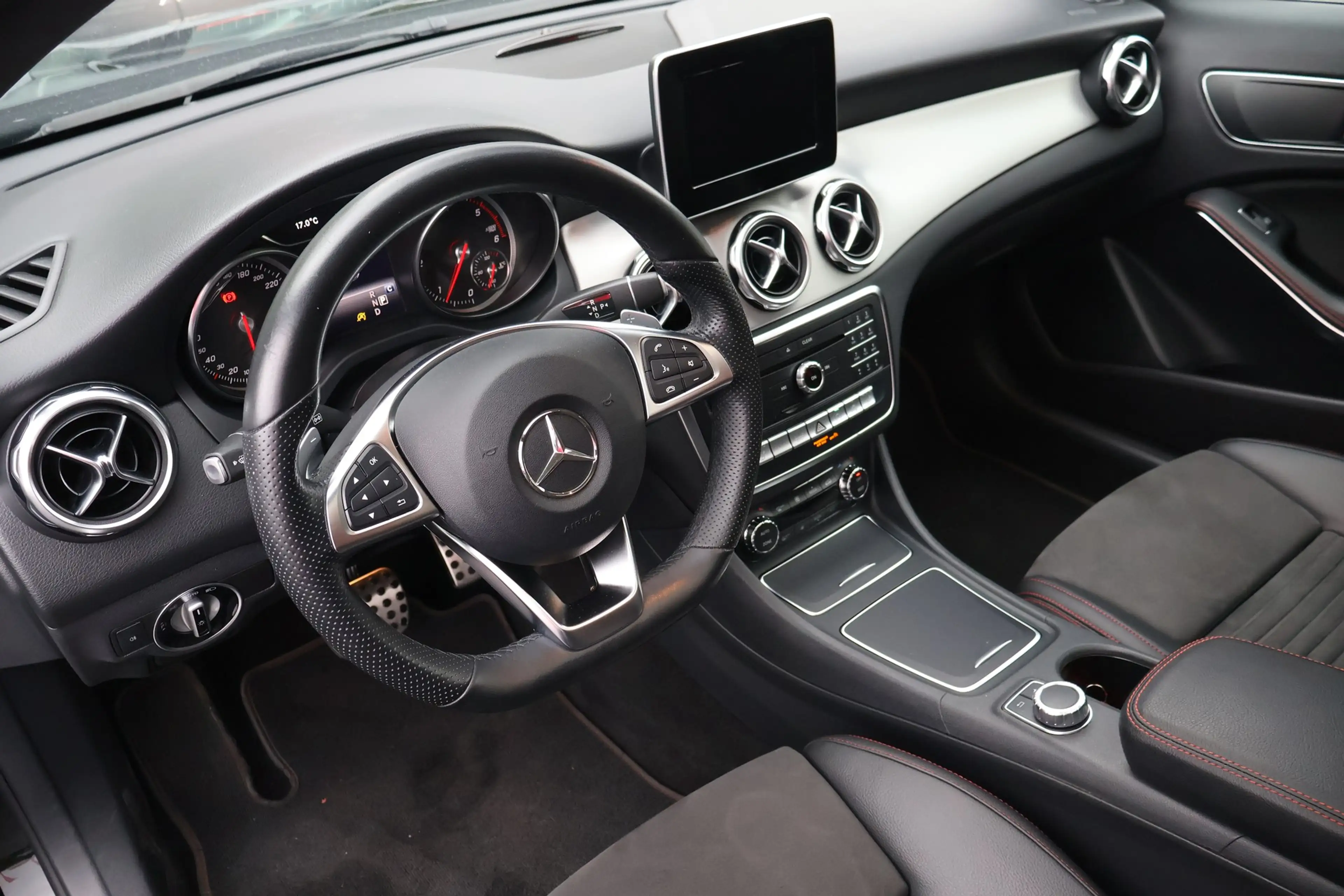 Mercedes-Benz GLA 220 GLA 220d AMG Line LED Navi Pano AHK 360 SHZ — photo 10