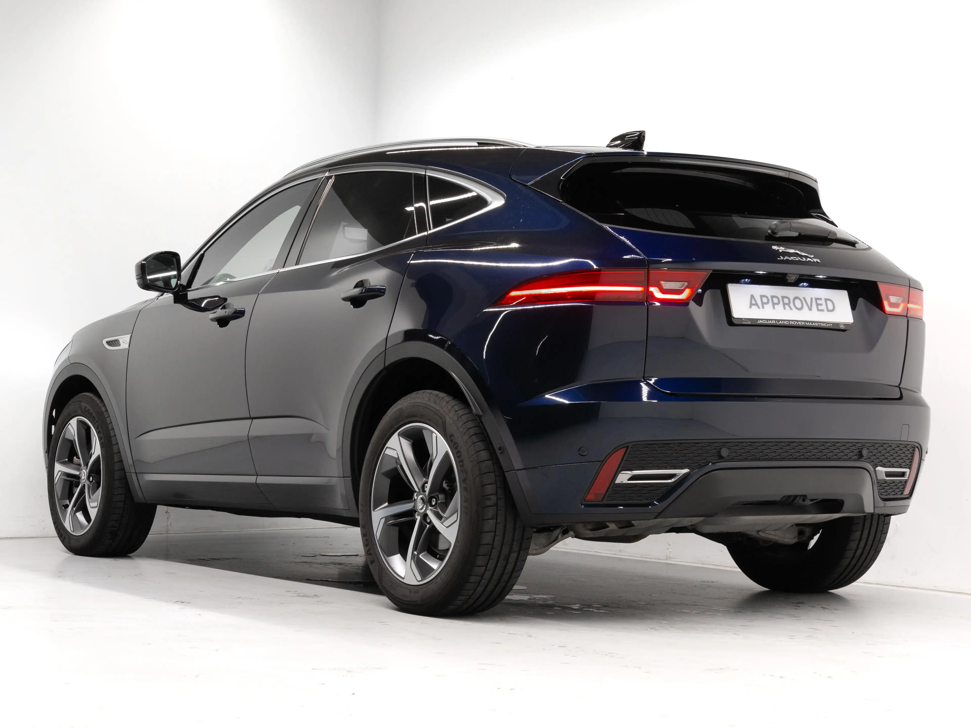 Jaguar E-Pace D200 R-Dynamic SE — photo 2