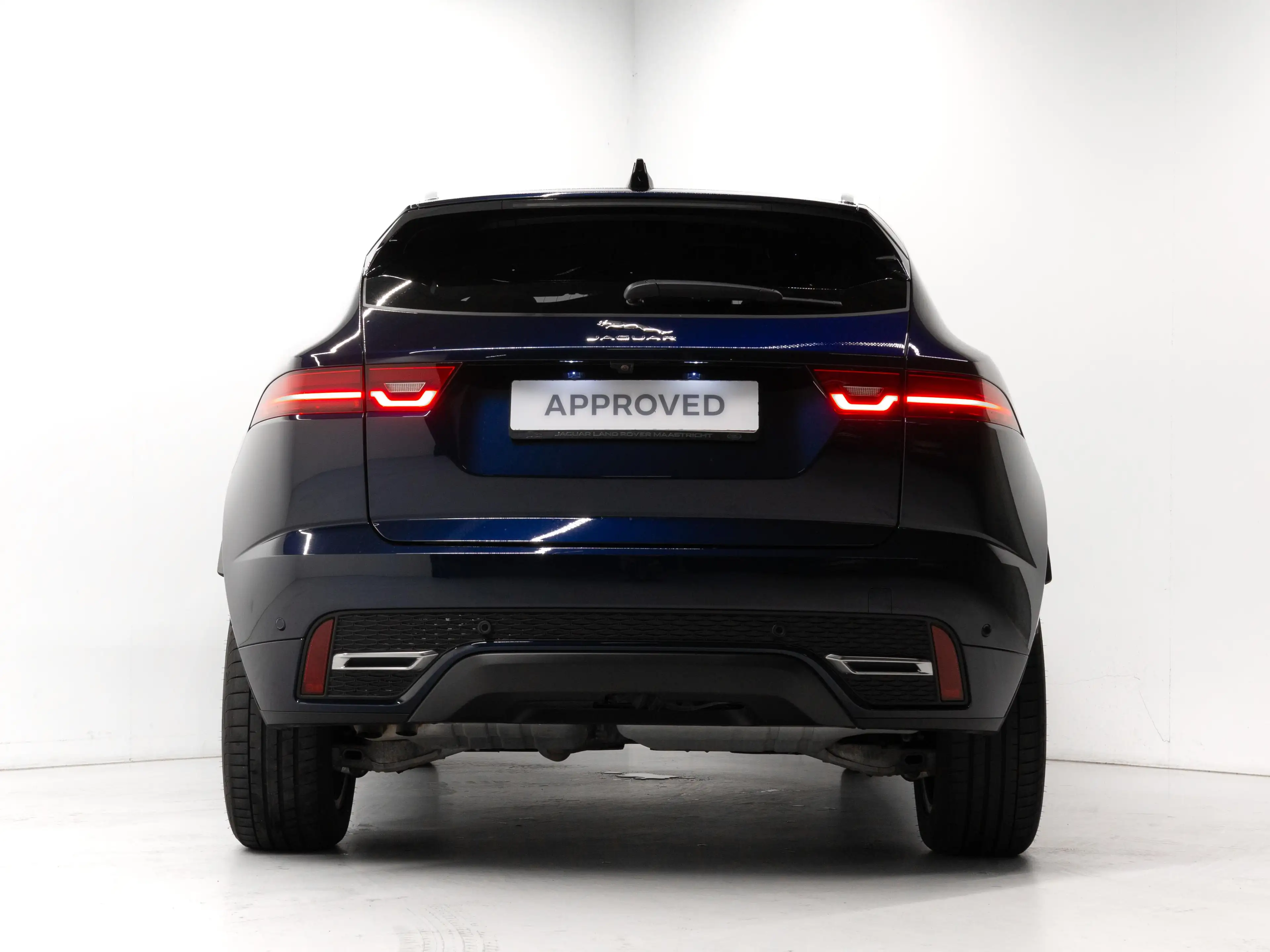 Jaguar E-Pace D200 R-Dynamic SE — photo 9