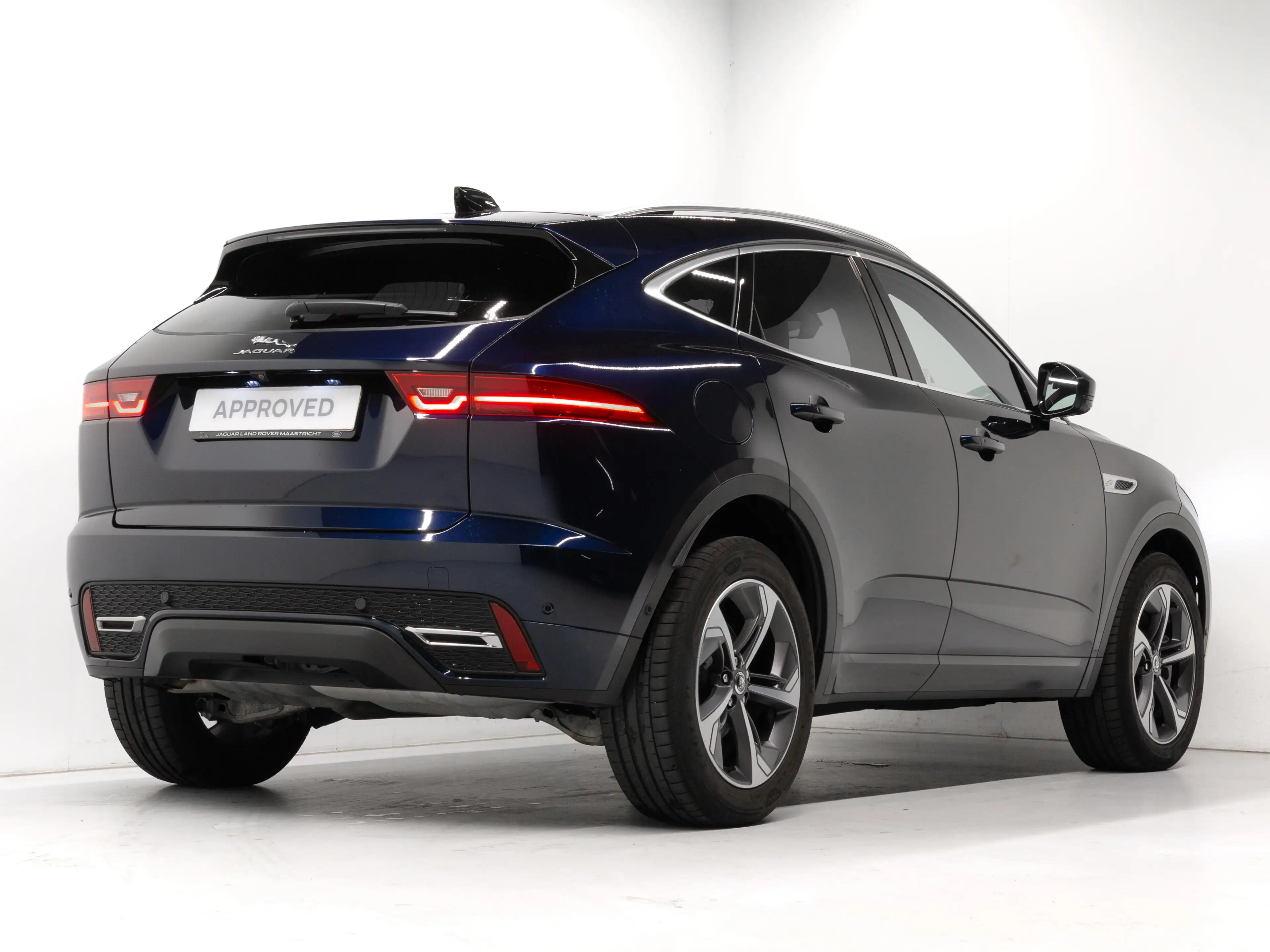 Jaguar E-Pace D200 R-Dynamic SE — photo 4